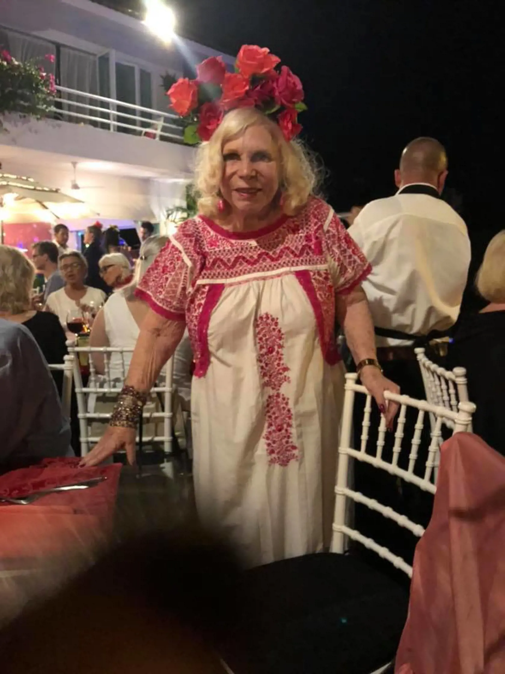 Yvonne Kálmán miluje napriek svojmu veku okázalosť a od okolia vyžaduje, aby sa k nej správalo ako k dáme.
