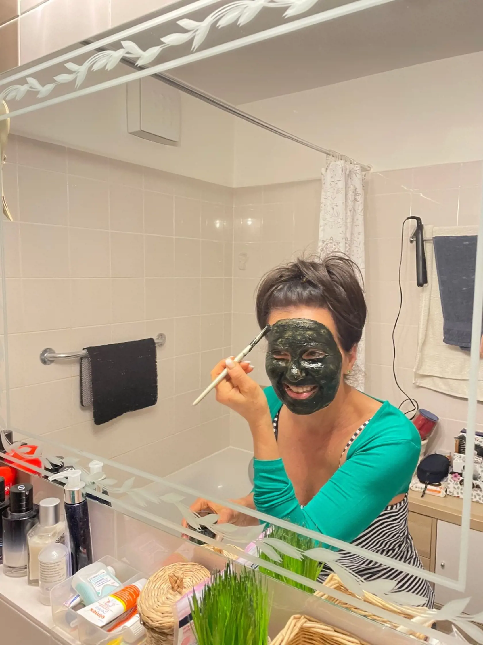 Masku z chlorely si nanáša štetcom.
