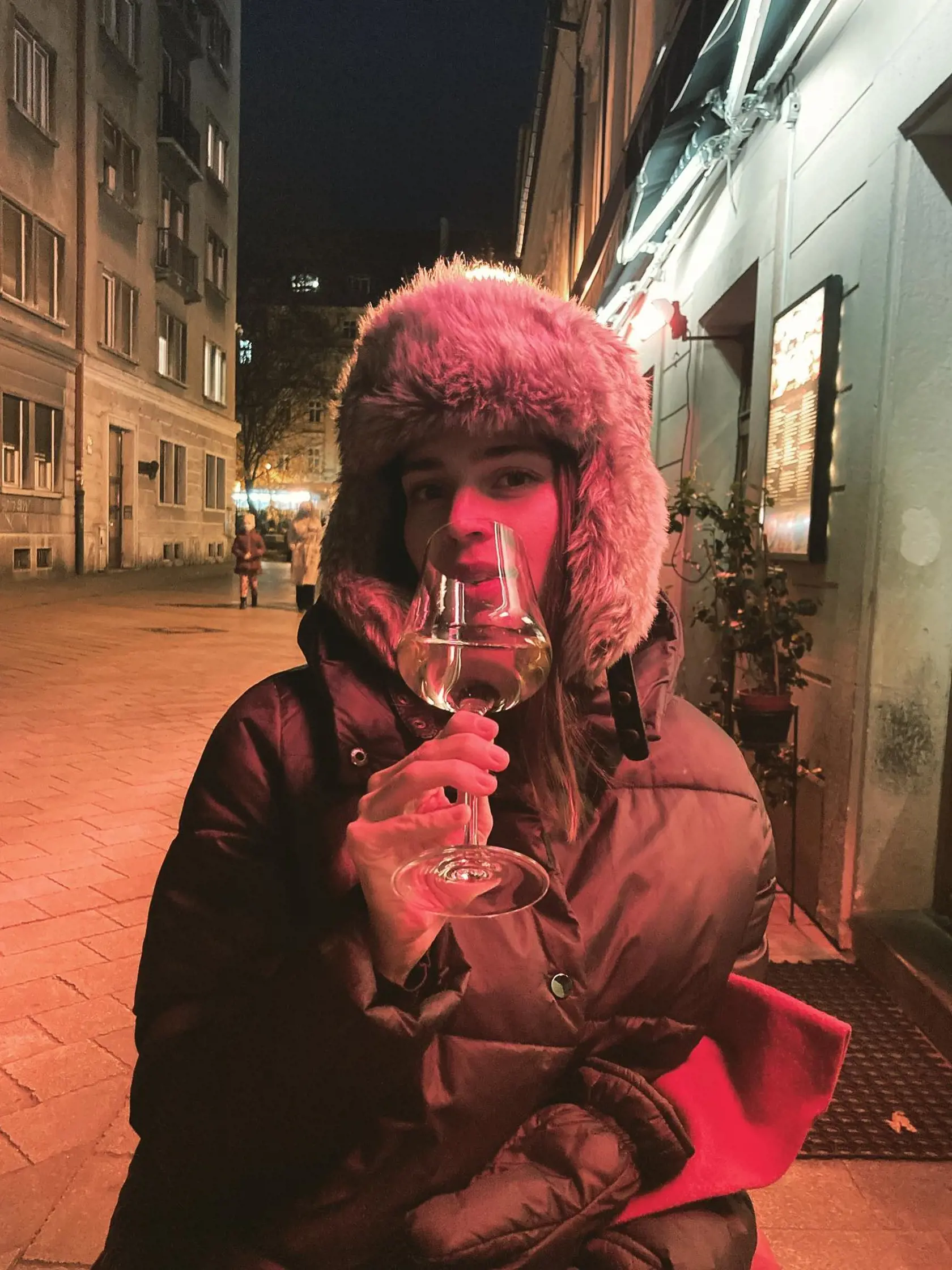 Lucia pri pohári vínka.