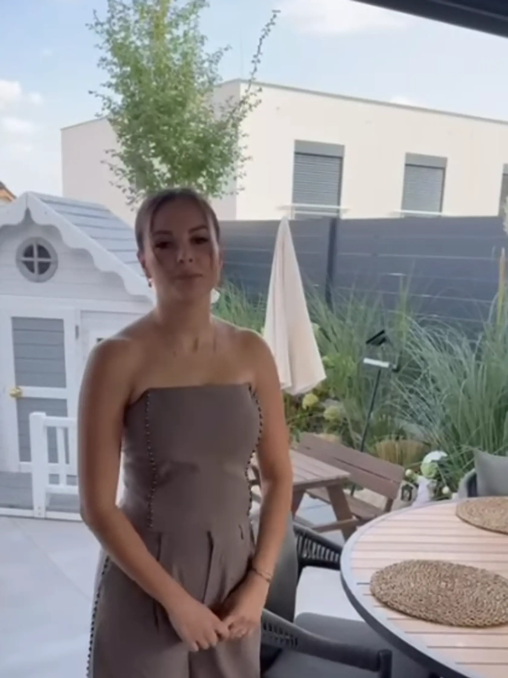 Monika Bagarová záhrada: Bazén a priestor na hranie