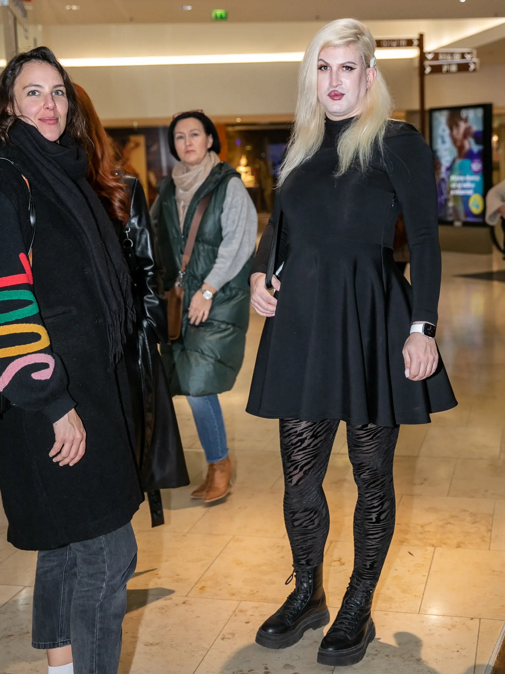 Príchody na premiéru filmu Hranice lásky. Na snímke je DJ B-Complex.