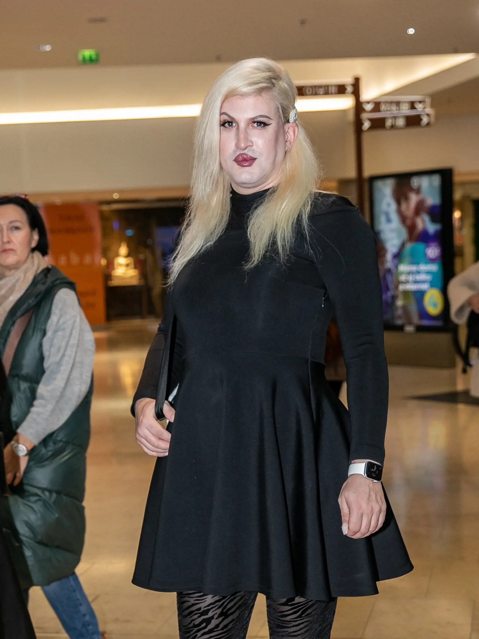 Príchody na premiéru filmu Hranice lásky. Na snímke je DJ B-Complex.