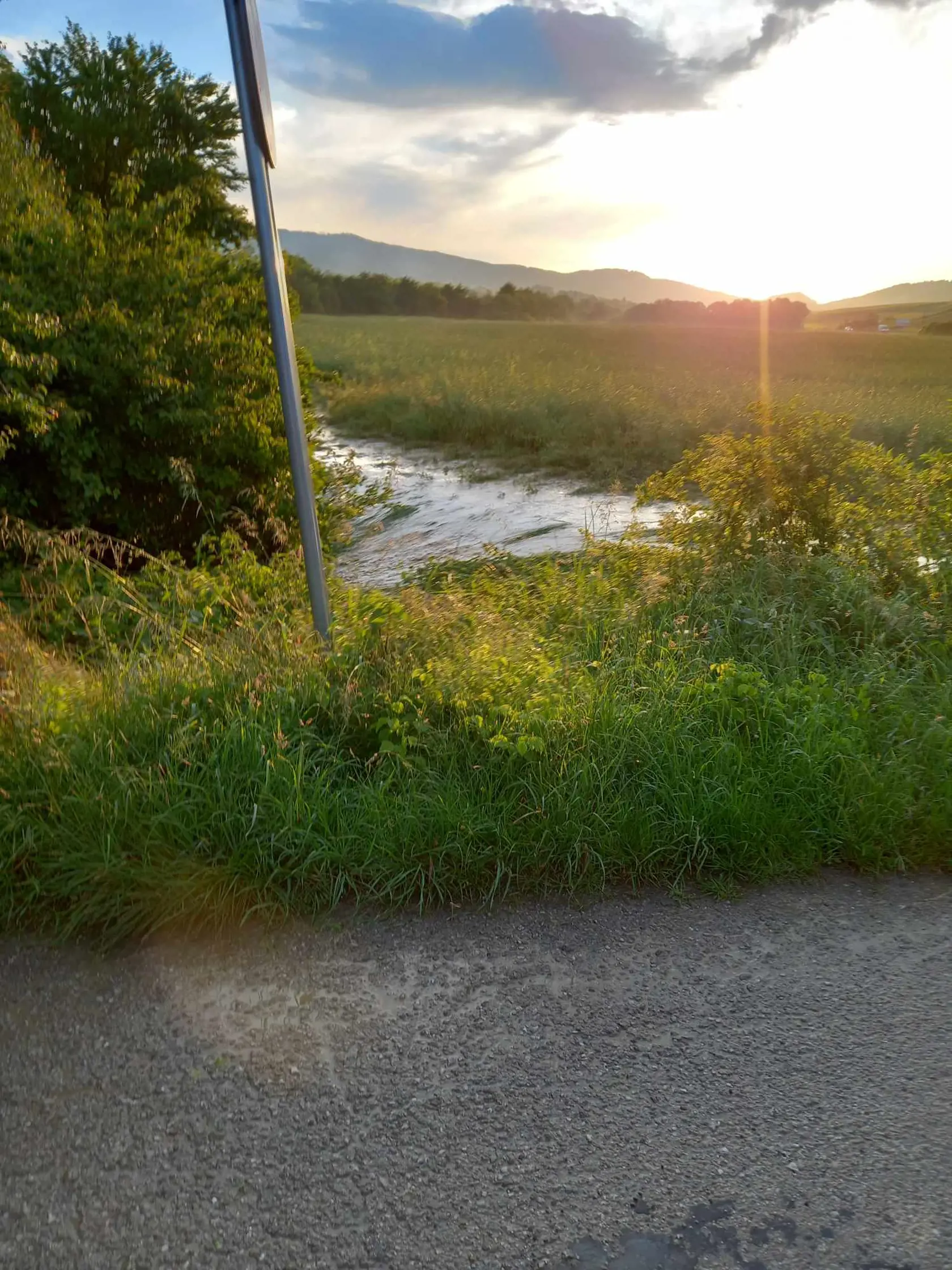Silné búrky spôsobili záplavy v obci Svinná v Trenčianskom okrese.