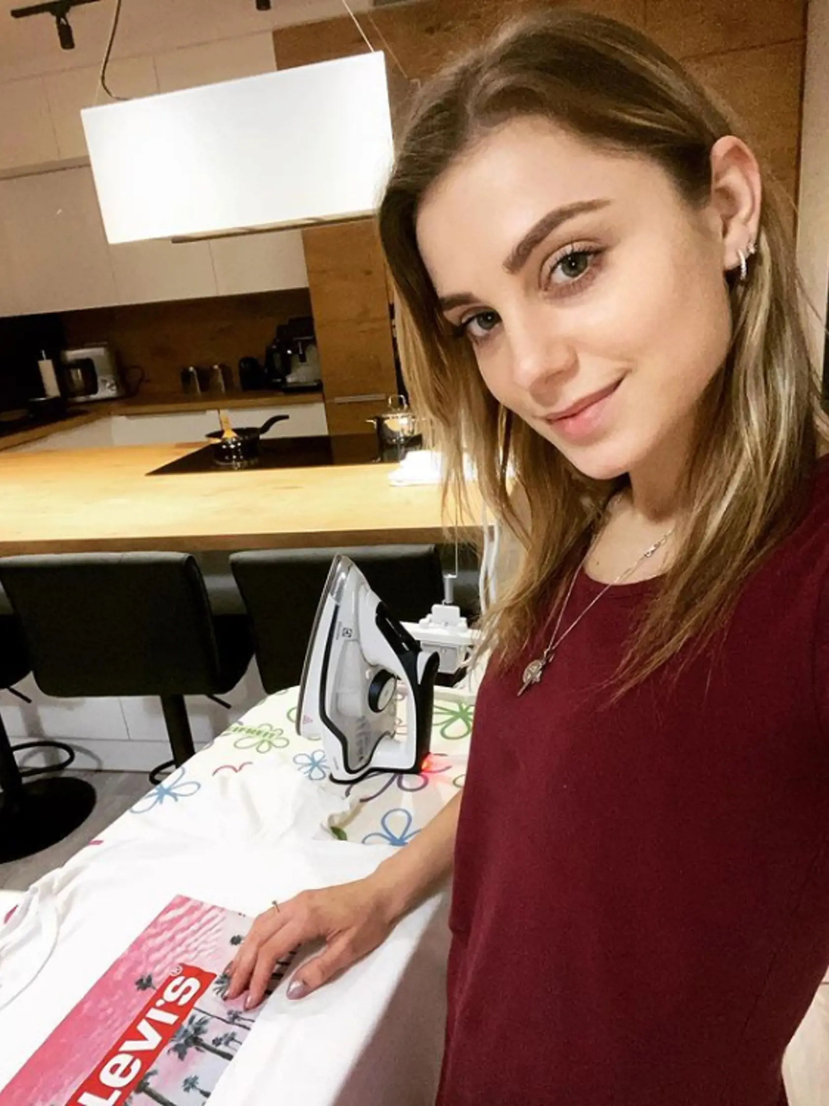 "Piatoček, ako sa patrí. 💁🏼‍♀️ Večera sa varí, manžel na ceste domov, byt uprataný, dnes mi ostáva už len žehlenie," napísala na svoj Instagram Dominika.