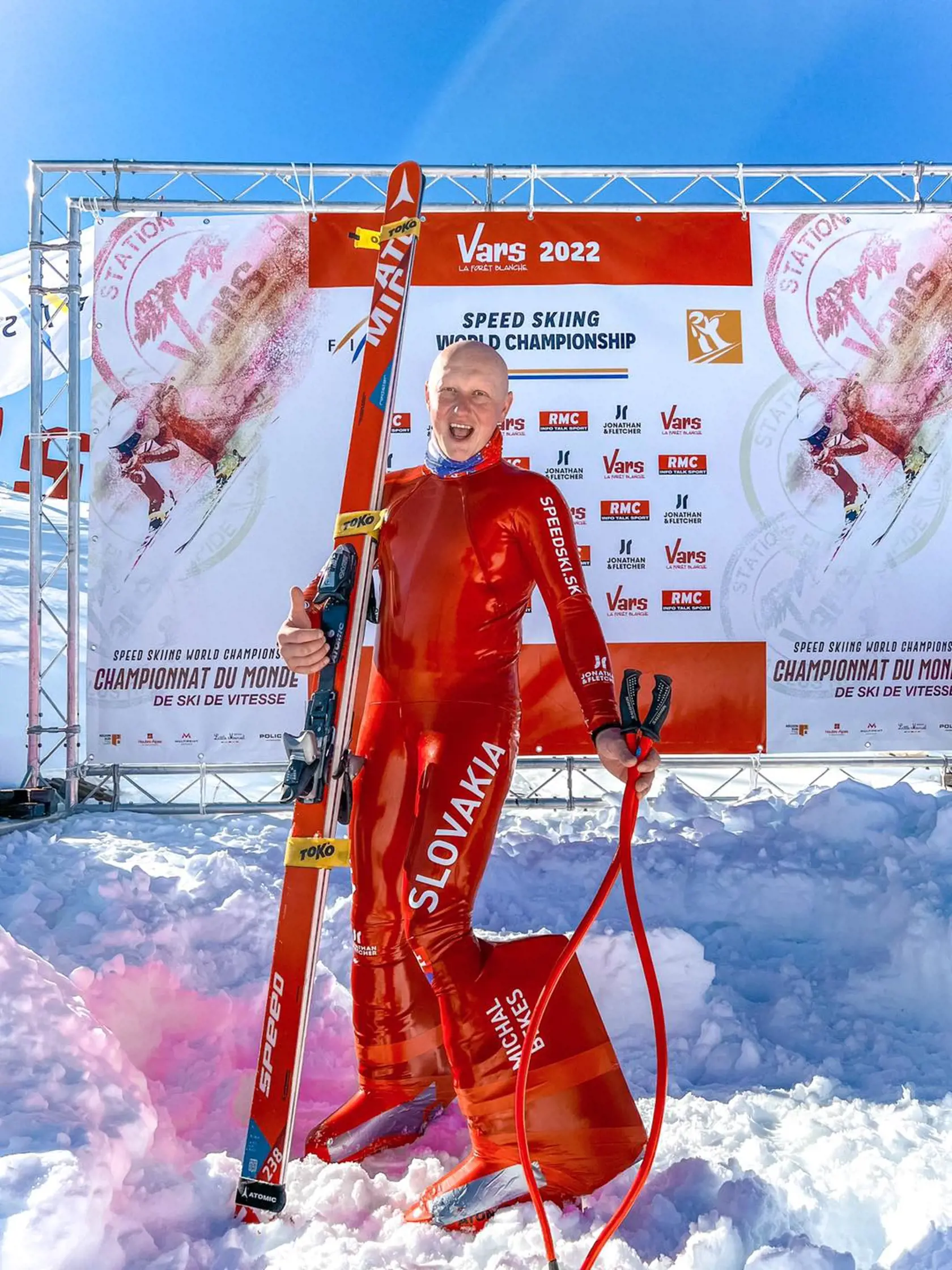 Odev a lyže sú dôležitou súčasťou športovca jeho typu, aj preto sa okrem pretekov venuje aj ich testovaniu.