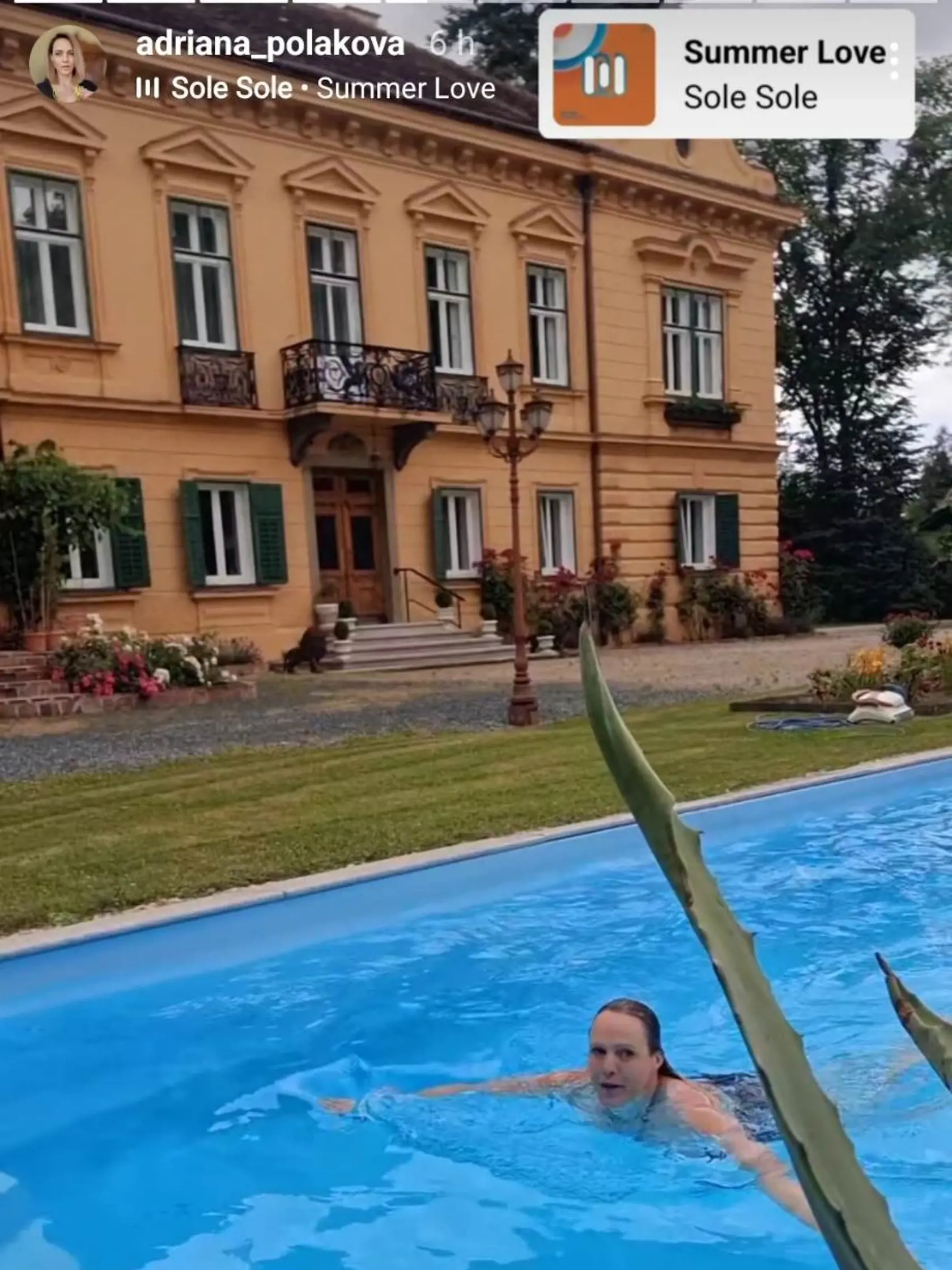 Adriana vo svojom rakúskom bazéne.