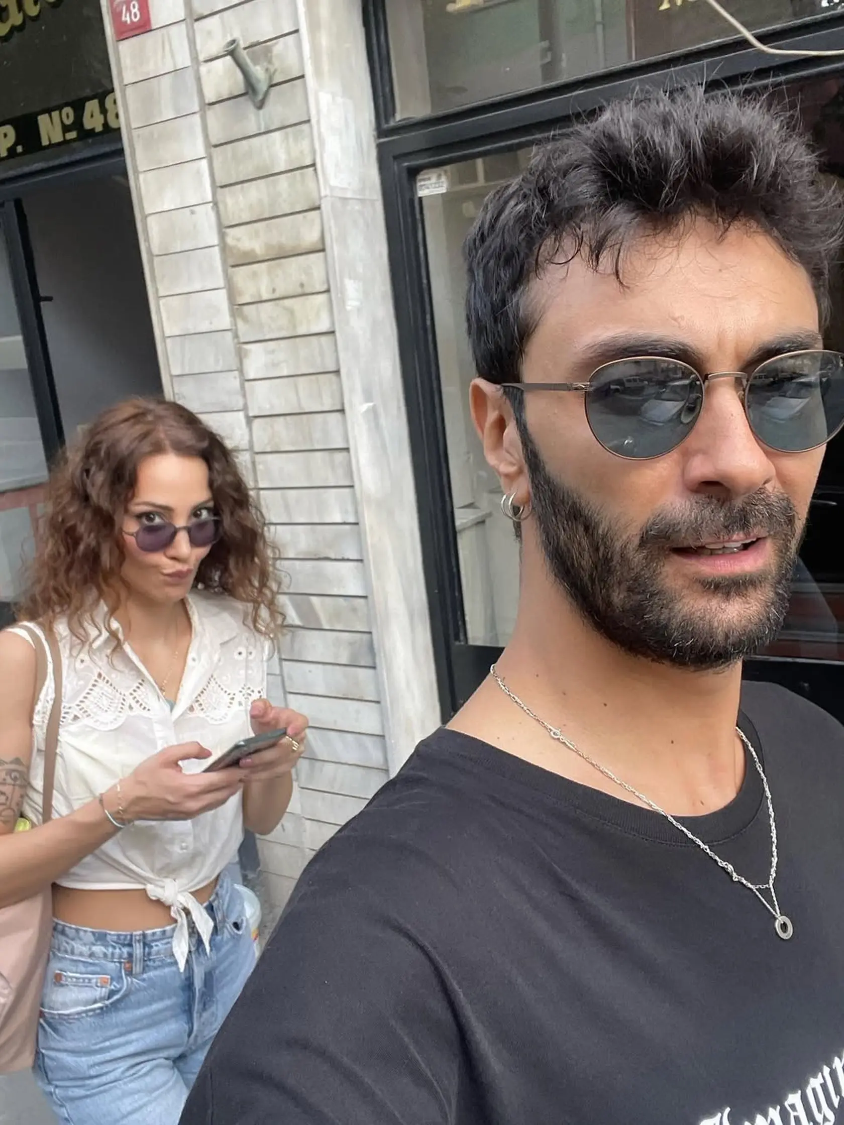 Tufan hral tak trochu dobrosrdečného ťuťka, ale v súkromí vyzerá úžasne sexy. S manželkou. K postu napísal: "Kráčame vždy spolu"