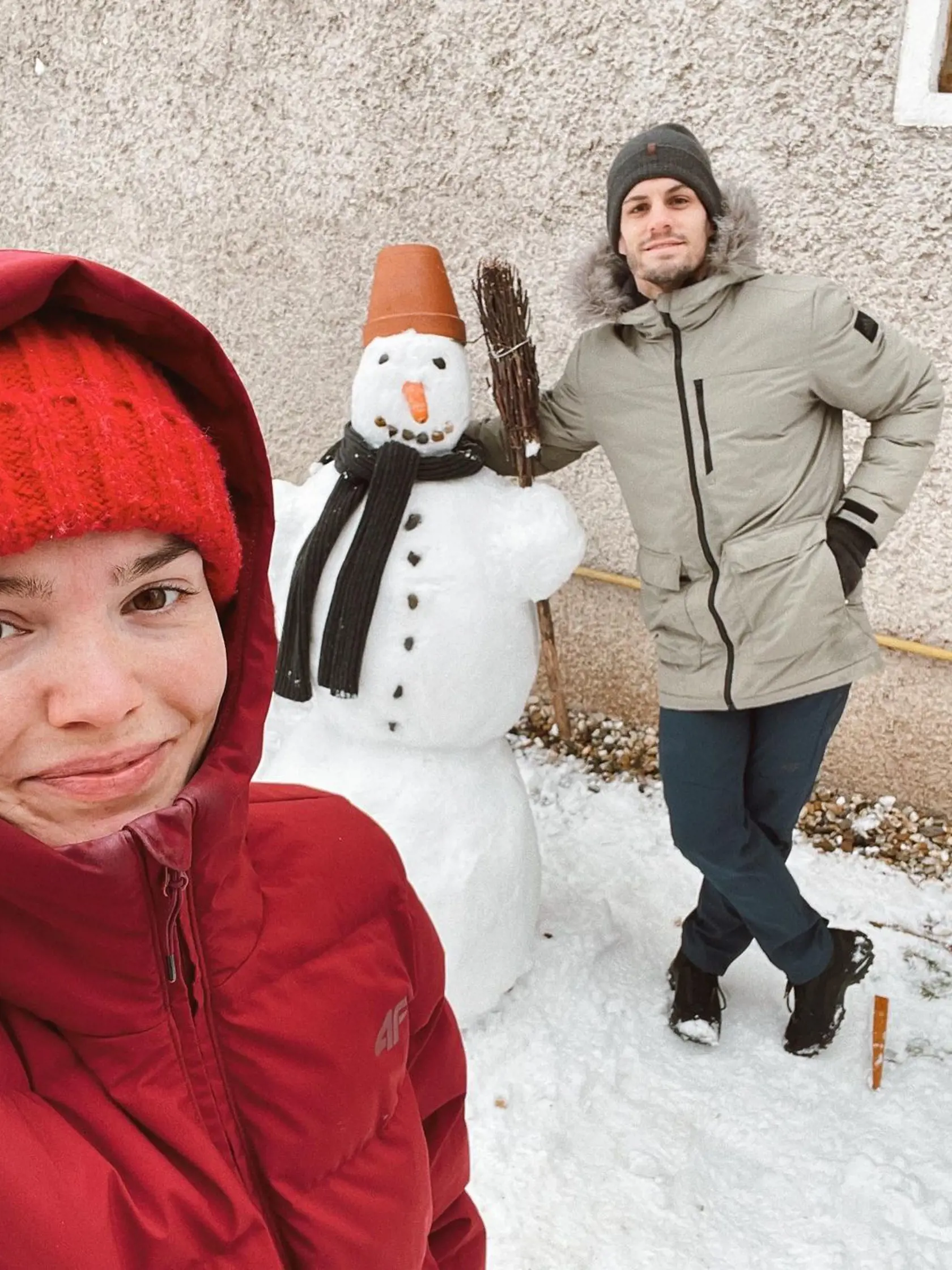 Mária Bartalos s manželom a ich snehovým výtvorom