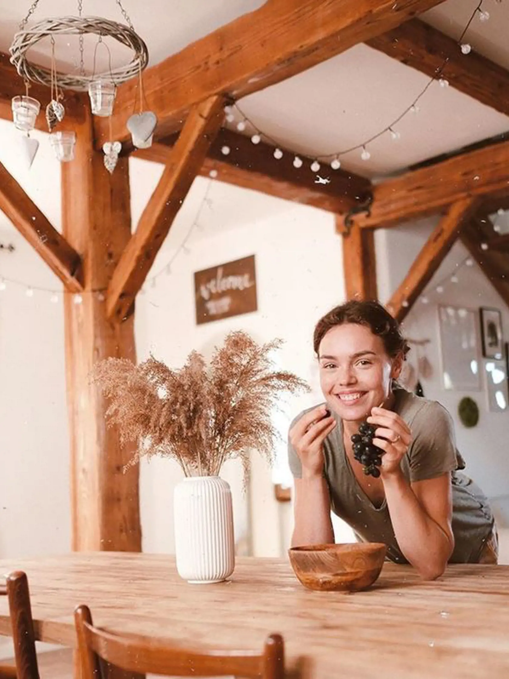 Herečka Mary Bartalos má bývanie, v ktorom cítiť lásku k prírode. Množstvo dreva, prírodných odtieňov či ručne robených dekorácií podčiarkujú jej domov.