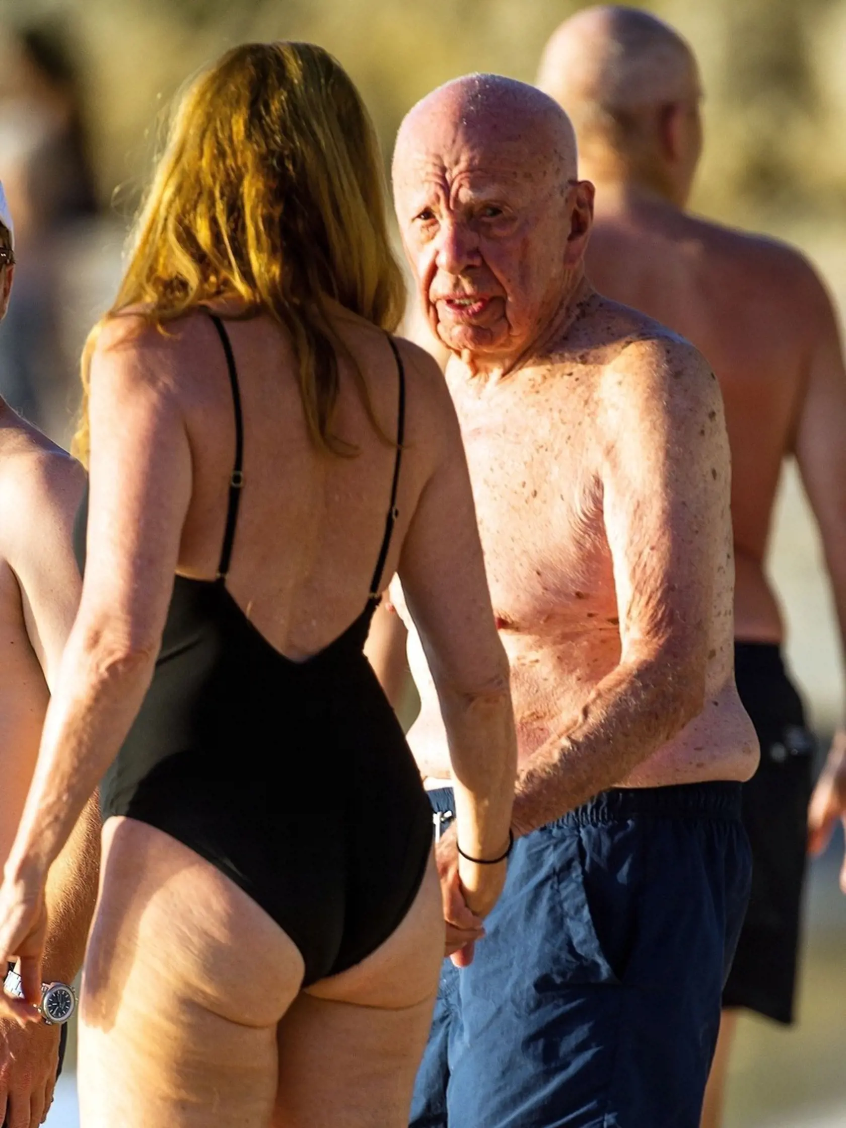 Miliardár a mediálny magnát Rupert Murdoch (91) si stále užíva na plážach na Barbadose. Spoločnosť mu tu robí Ann-Lesley Smith (66), vdova po hviezde americkej country hudby Chesterovi Smithovi. Tá sa predviedla na pláži v čiernych plavkách.