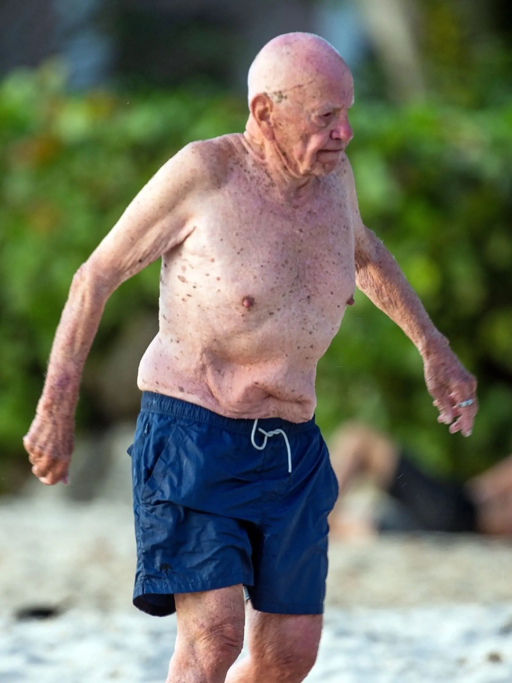 Miliardár a mediálny magnát Rupert Murdoch (91) si stále užíva na plážach na Barbadose. Spoločnosť mu tu robí Ann-Lesley Smith (66), vdova po hviezde americkej country hudby Chesterovi Smithovi. Tá sa predviedla na pláži v čiernych plavkách.