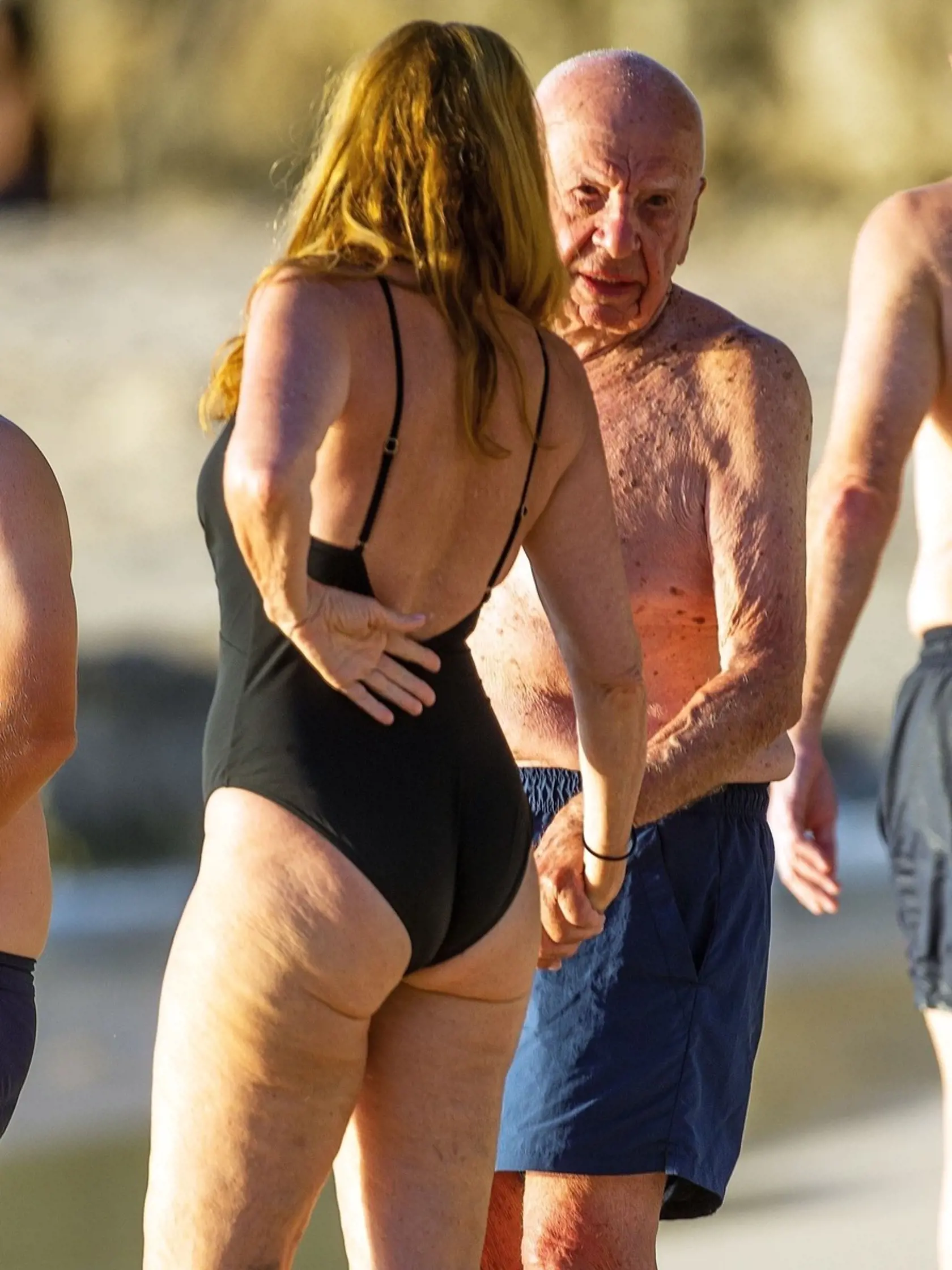 Miliardár a mediálny magnát Rupert Murdoch (91) si stále užíva na plážach na Barbadose. Spoločnosť mu tu robí Ann-Lesley Smith (66), vdova po hviezde americkej country hudby Chesterovi Smithovi. Tá sa predviedla na pláži v čiernych plavkách.