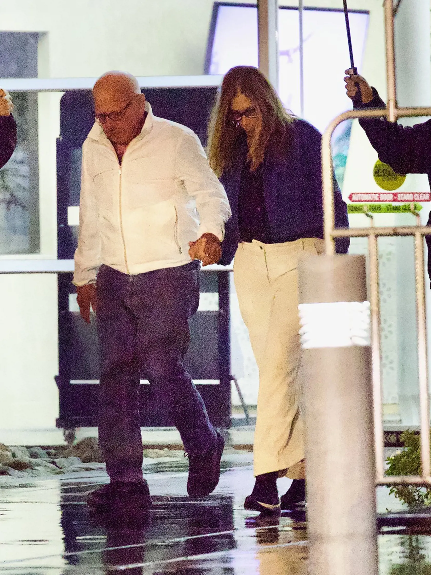 Rupert Murdoch sa drží za ruky s novou priateľkou Ann-Lesley Smith na letisku.