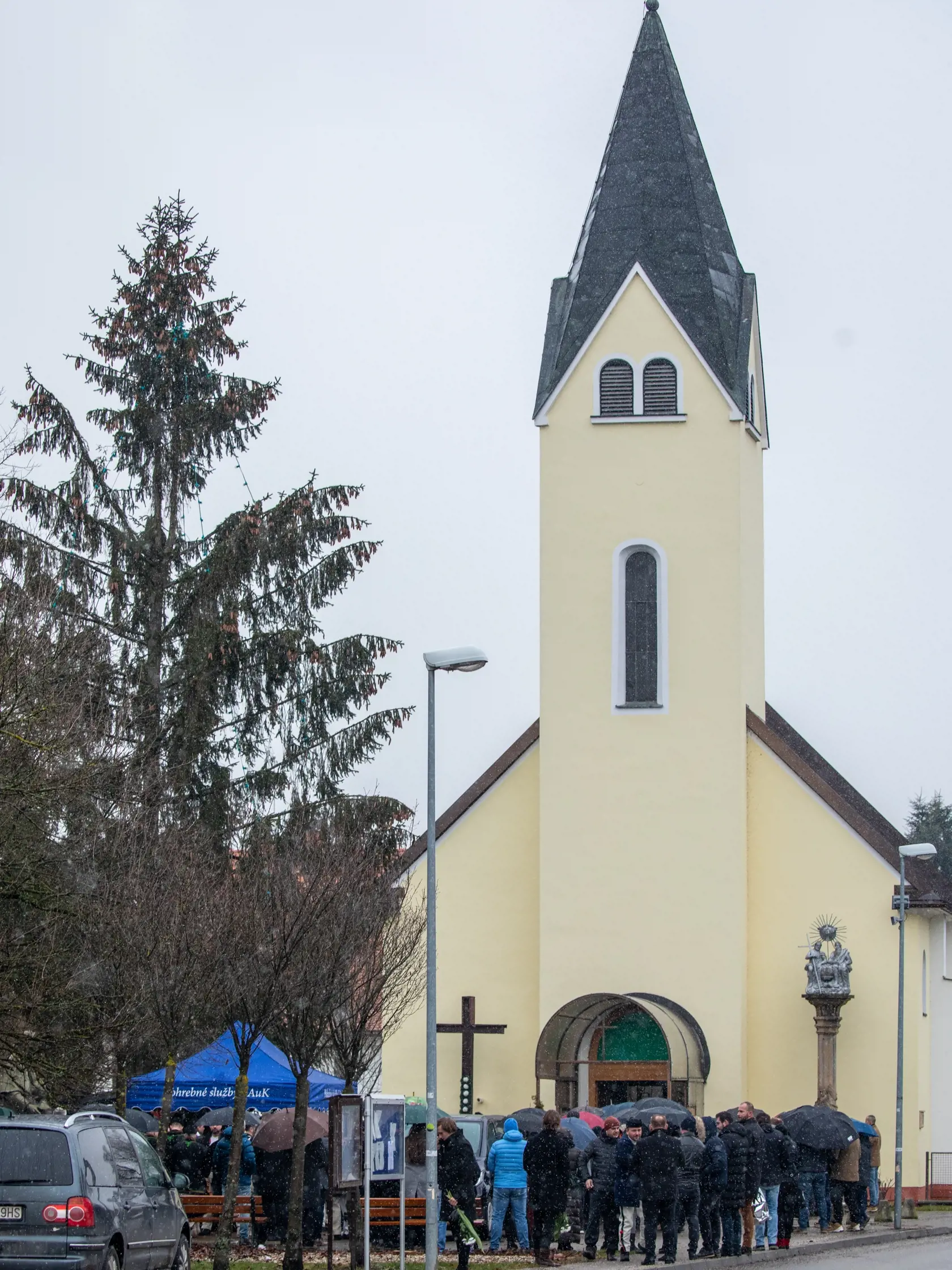 Na snímke je pohreb s huslistom z folklórneho súboru Jánom Rybárom, ktorý prišiel o život pri tragickej nehode. V Žiline sa s ním lúčilo veľké množstvo ľudí.