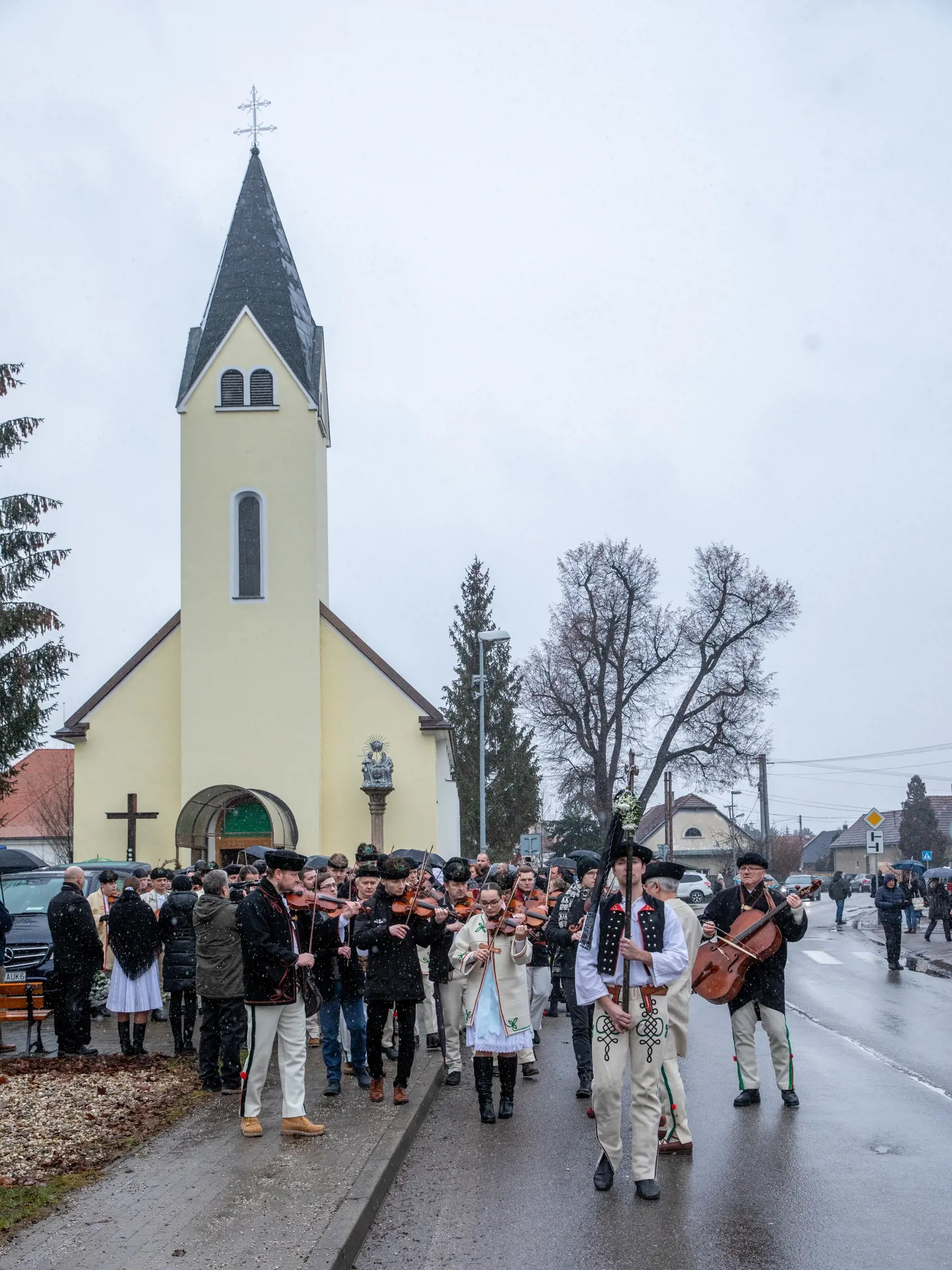 Na snímke je pohreb s huslistom z folklórneho súboru Jánom Rybárom, ktorý prišiel o život pri tragickej nehode. V Žiline sa s ním lúčilo veľké množstvo ľudí.
