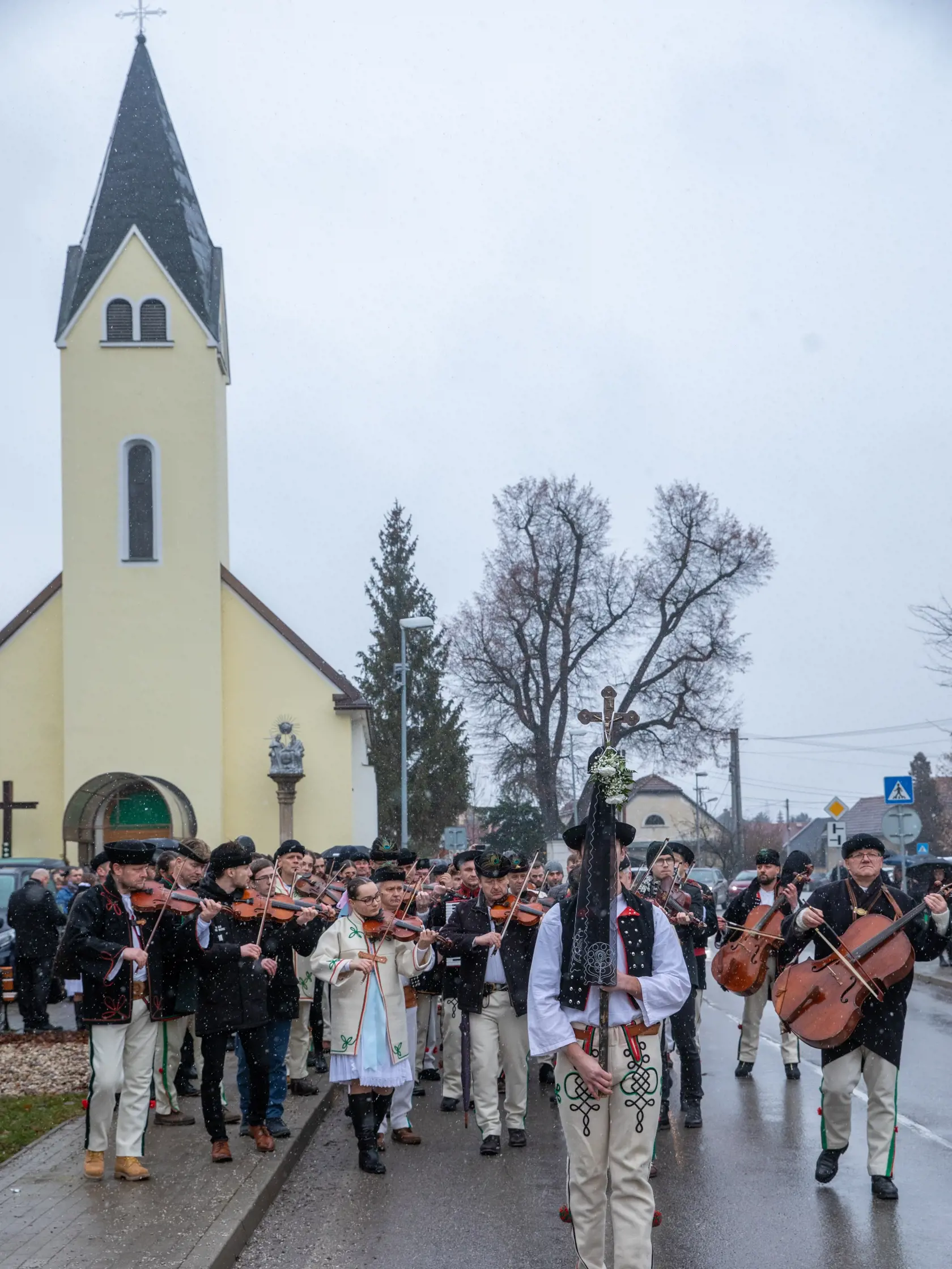 Na snímke je pohreb s huslistom z folklórneho súboru Jánom Rybárom, ktorý prišiel o život pri tragickej nehode. V Žiline sa s ním lúčilo veľké množstvo ľudí.