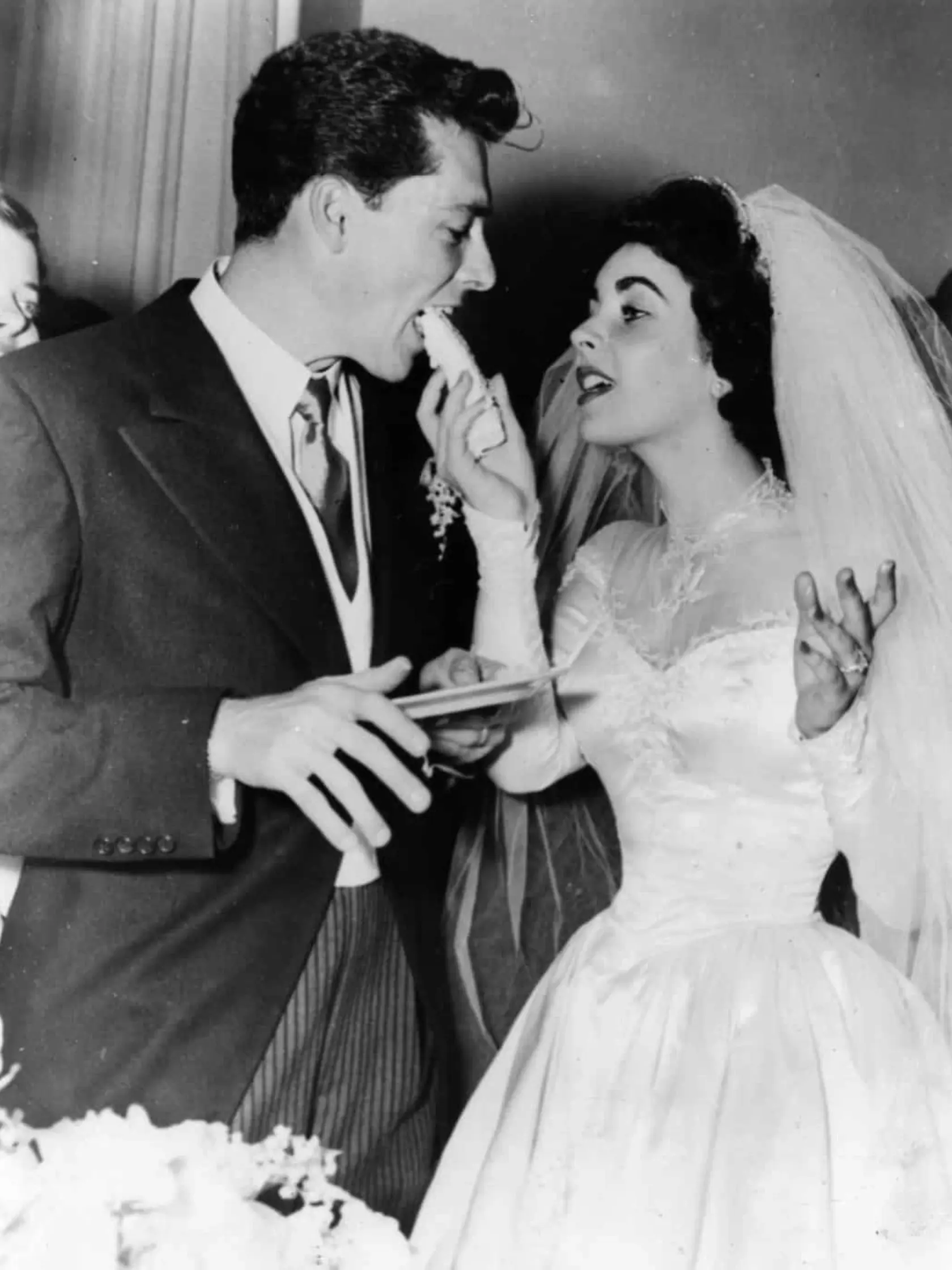 Elizabeth Taylor s prvým manželom Conradom Hiltonom, áno tým hotelovým magnátom Hiltonom.