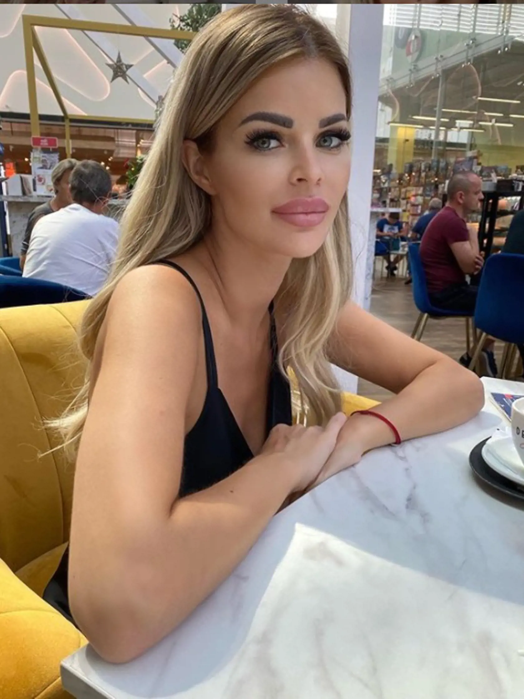 Silvia Kucherenko: Najskôr zmenila farbu vlasov z platinovej na špinavú blond. Potom si dala zmenšiť kačacie pery. Takto vyzerá návrat k akej-takej prirodzenosti plastikovej modelky barbie.