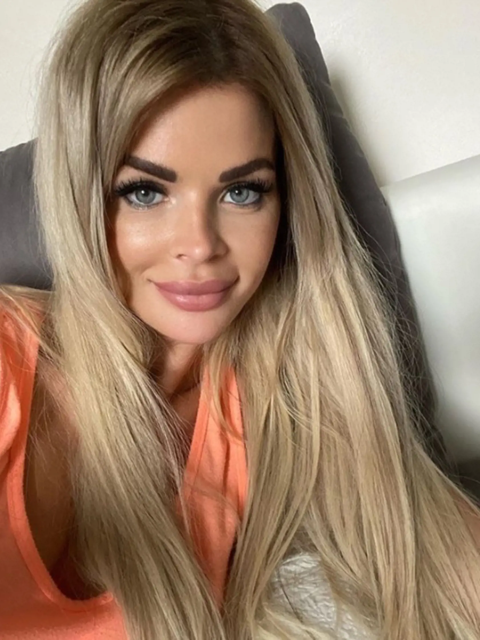 Silvia Kucherenko: Najskôr zmenila farbu vlasov z platinovej na špinavú blond. Potom si dala zmenšiť kačacie pery. Takto vyzerá návrat k akej-takej prirodzenosti plastikovej modelky barbie.