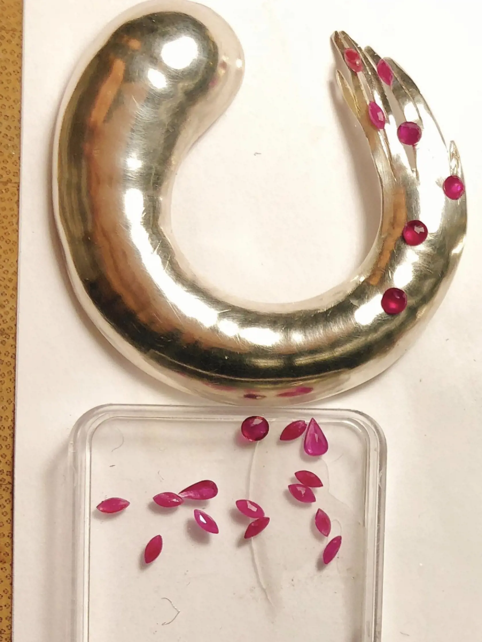 Výroba brošne pre prezidentku zahŕňala viaceré kroky. Toto je jej finálna podoba. Brošňa symbolizuje kruh Enso. Prezidentka ju na sebe mala pri príležitosti spomienky na druhú svetovú vojnu.