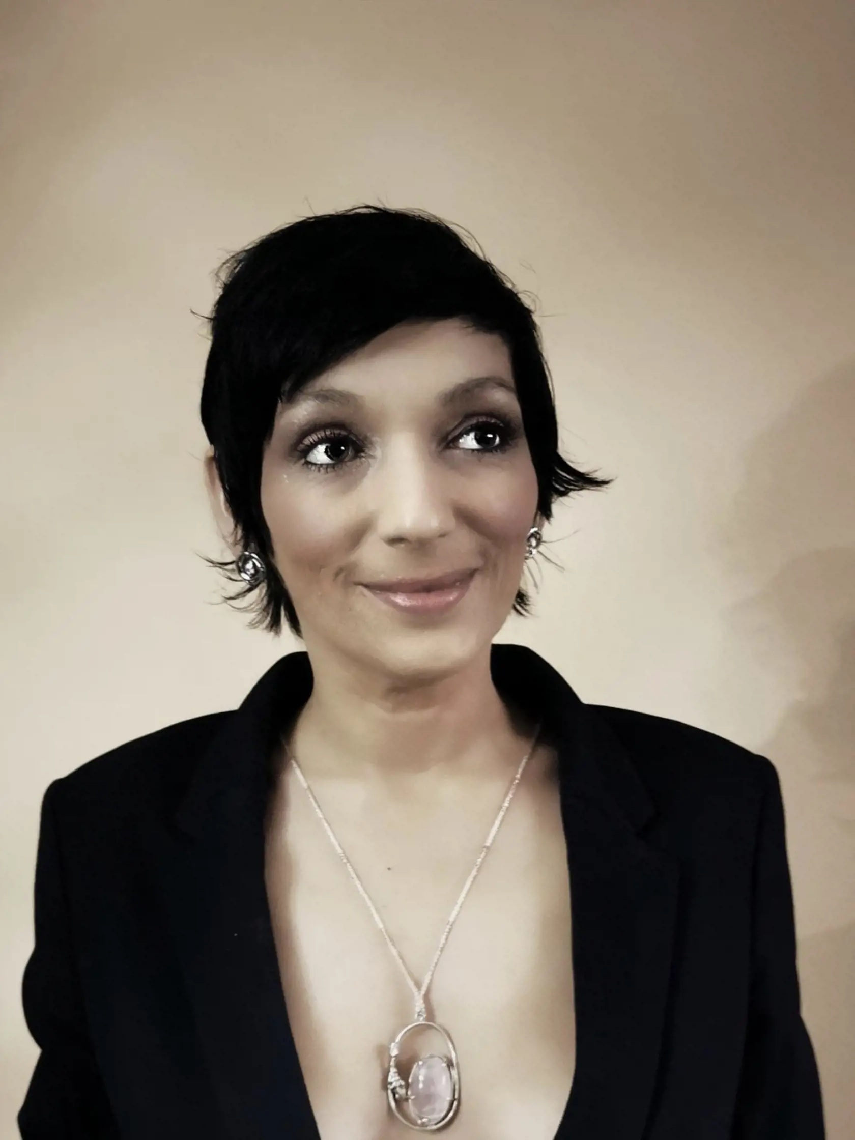 PODPORILA SANNU Irena Bihariová sa tiež odfotila so šperkom vo výstrihu.