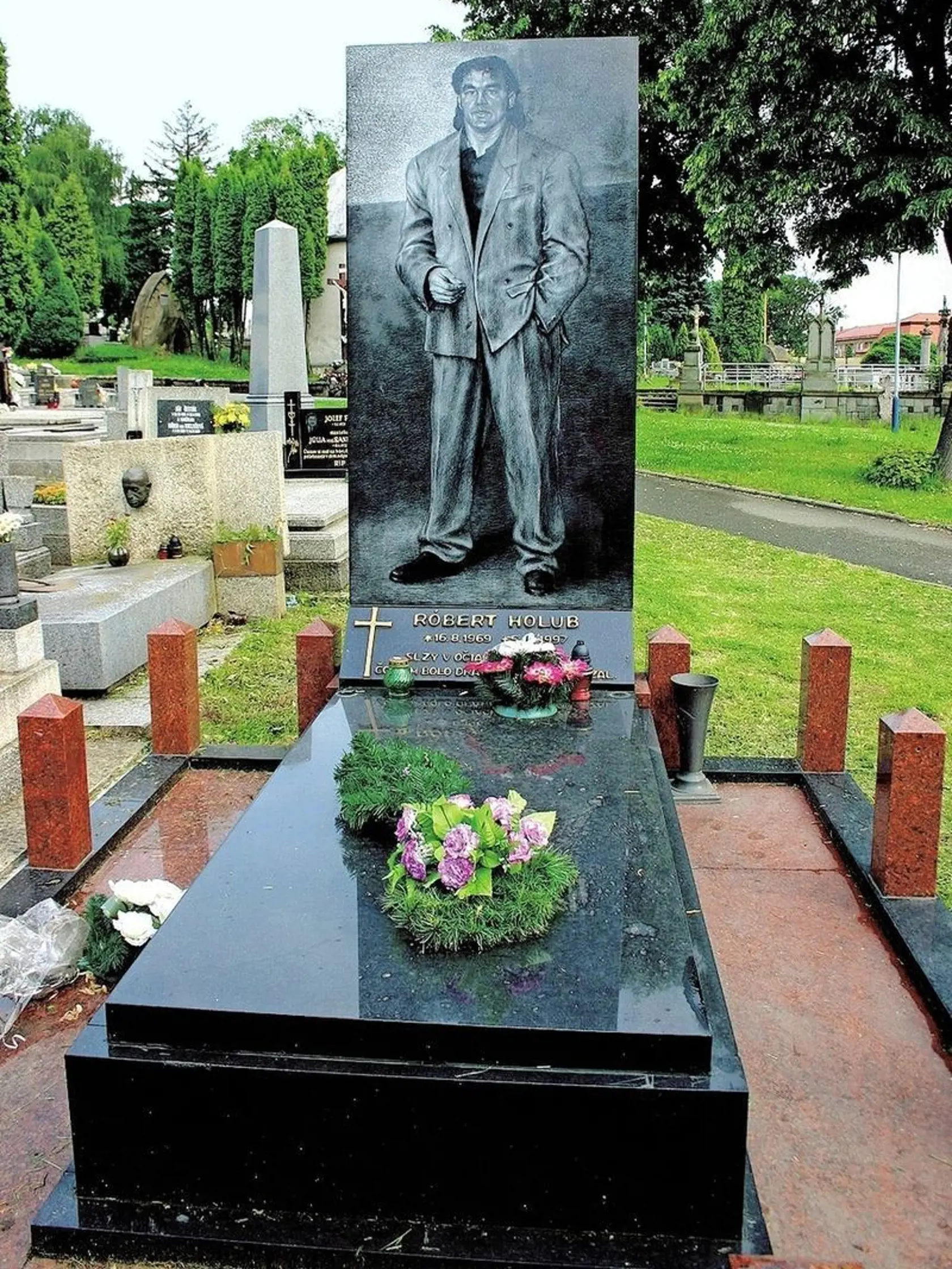 AMBICIÓZNY Róbert Holub bol majiteľom erotického salónu Evelyn, jeho bezpečnostná služba strážila VSŽ Košice i Rezešovcov.