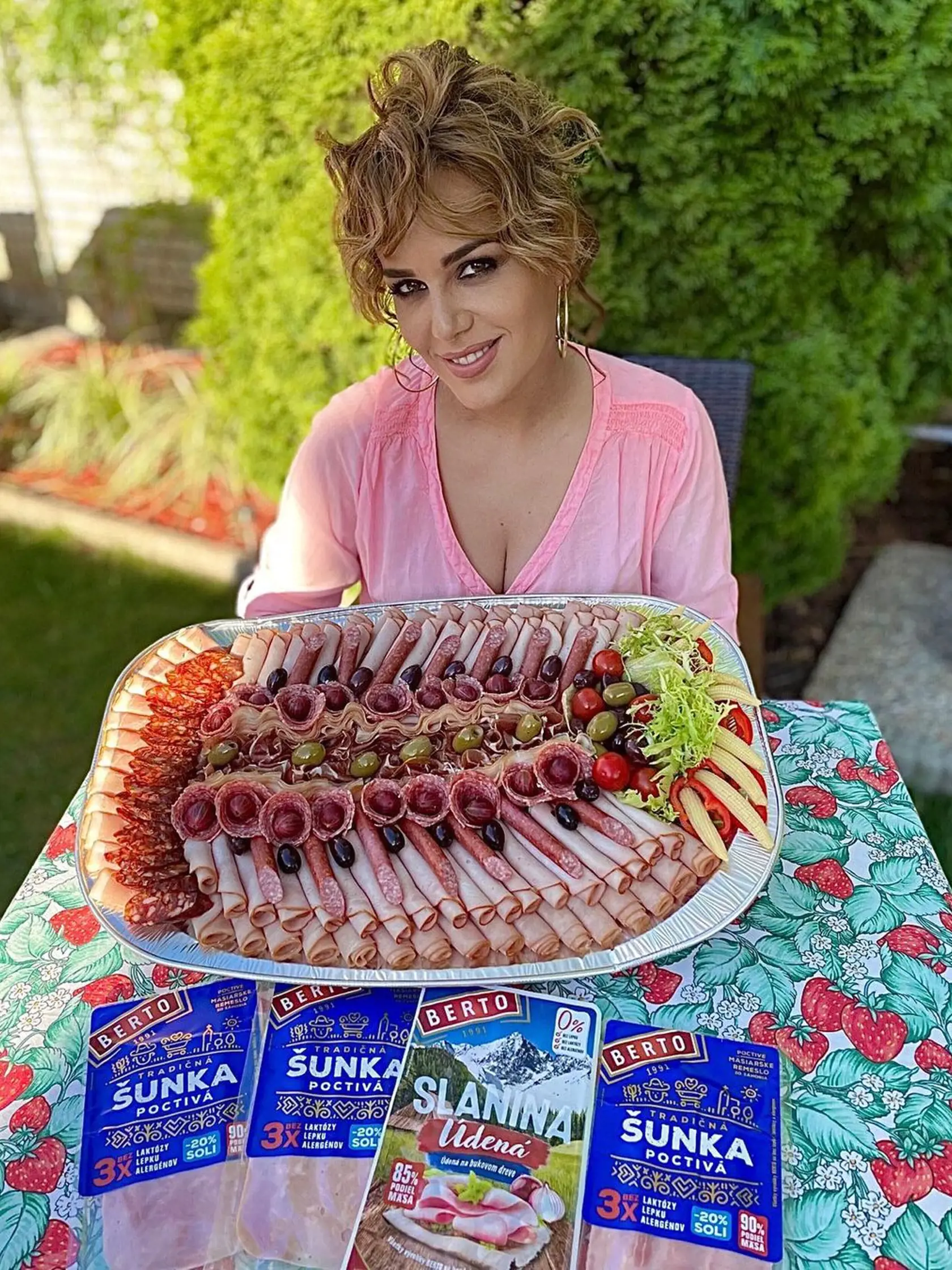 Karin je kráľovná obložených mís.