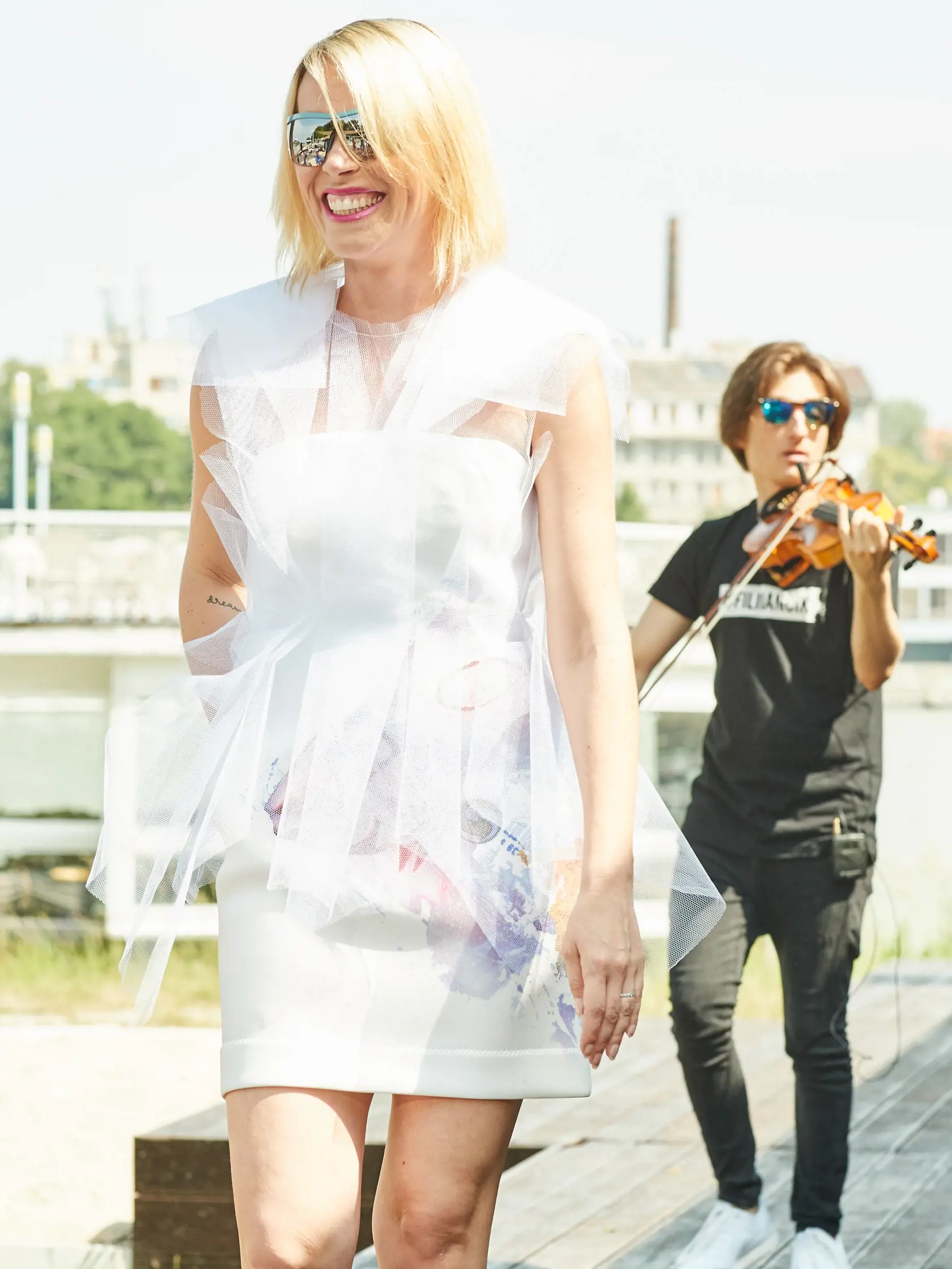 Mirka Partlová v modeli z recyklovaného materiálu.