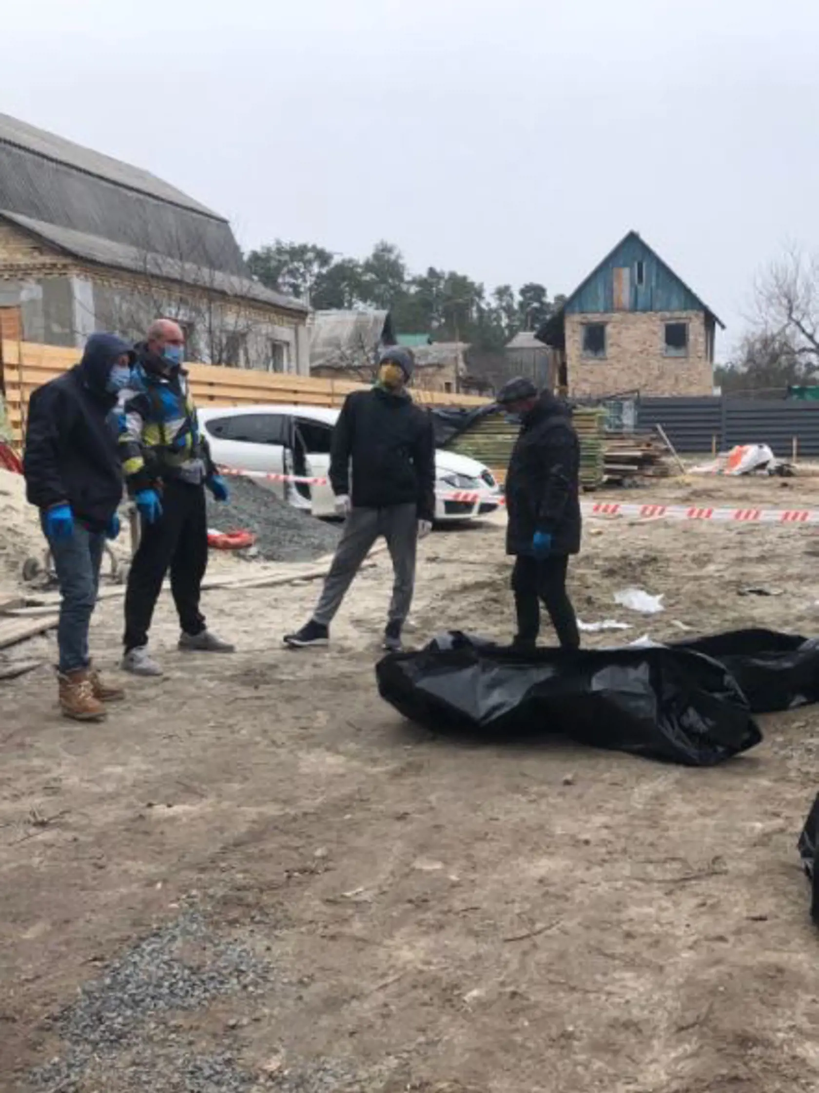 Ukrajinskí vyšetrovatelia začali v piatok s exhumáciou tiel z masového hrobu v ukrajinskom meste Buča, čím odštartovali vyšetrovanie údajných vojnových zločinov ruských okupačných jednotiek, ktoré sa nedávno stiahli z tejto oblasti neďaleko Kyjeva.