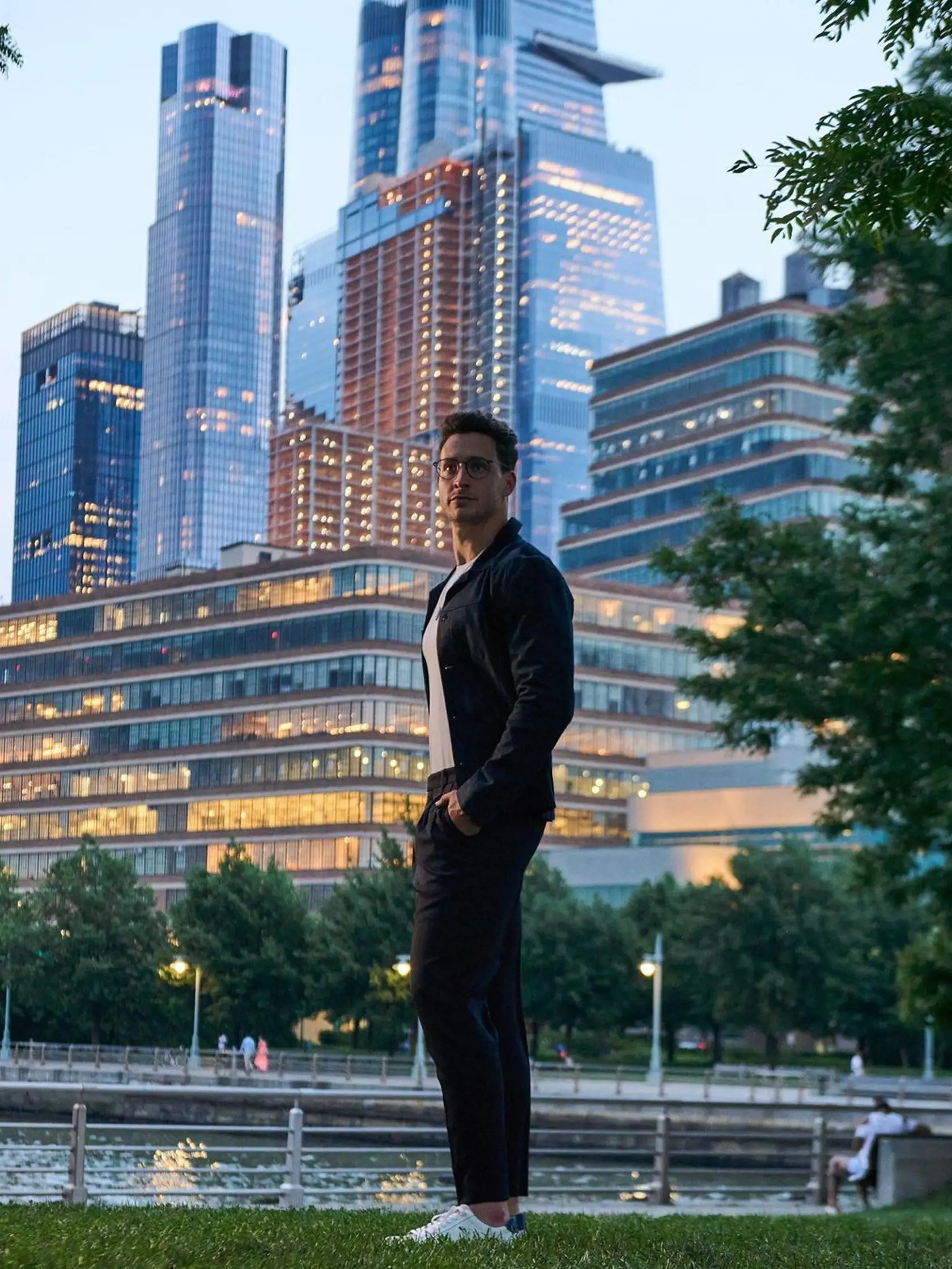 Mike žije v New Yorku.