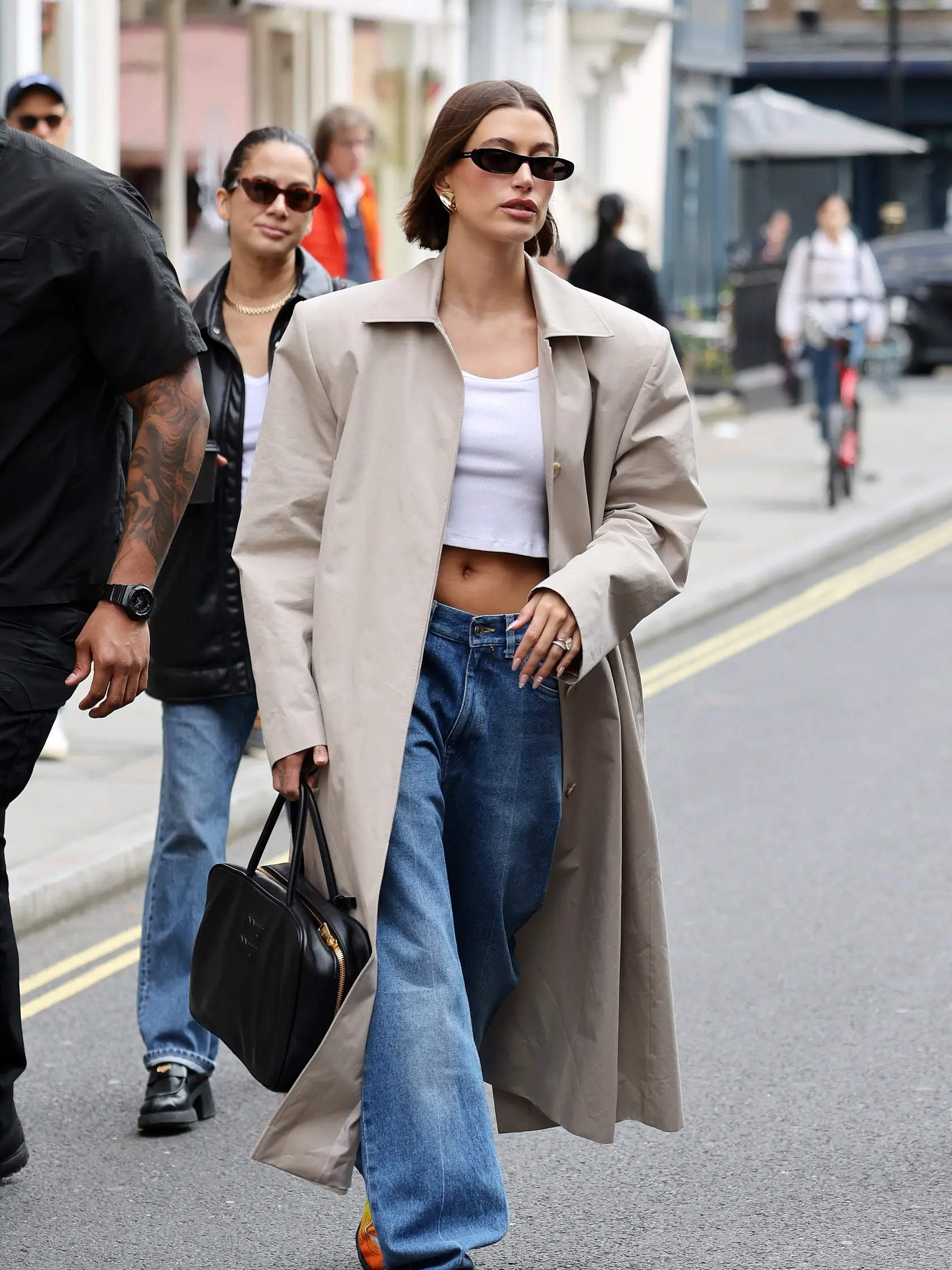 Hailey Bieber a jej jarný outfit (Photo by Neil Mockford/GC Images)