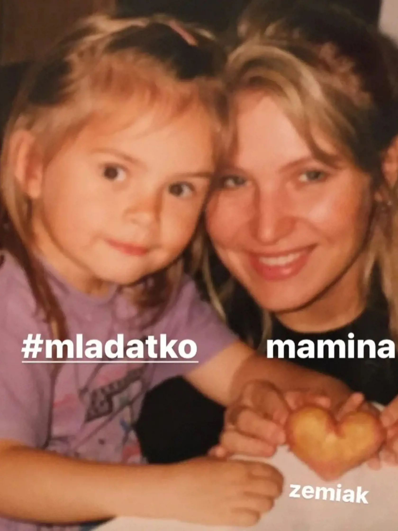 Kristína Kanátová ako dieťa s mamou.