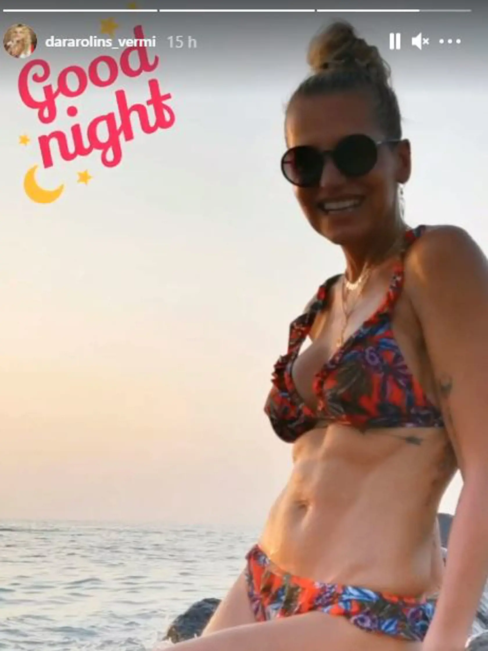 Dara Rolins. Speváčka si plnými dúškami užívala slnečný Dubaj. A hoci má dva roky do 50-ky, telo má ako bohyňa, ktoré by jej mohli závidieť mnohé mladšie ročníky. ,,Šťastie je o pocite. O láske, o slobode, schopnosti usmiať sa, objať, odpustiť, nesúdiť, chápať, dať. ­Milovať život a užívať si ho, tak presne na tom pracujem aj ja, každý boží deň,” napísala k tejto fotke.