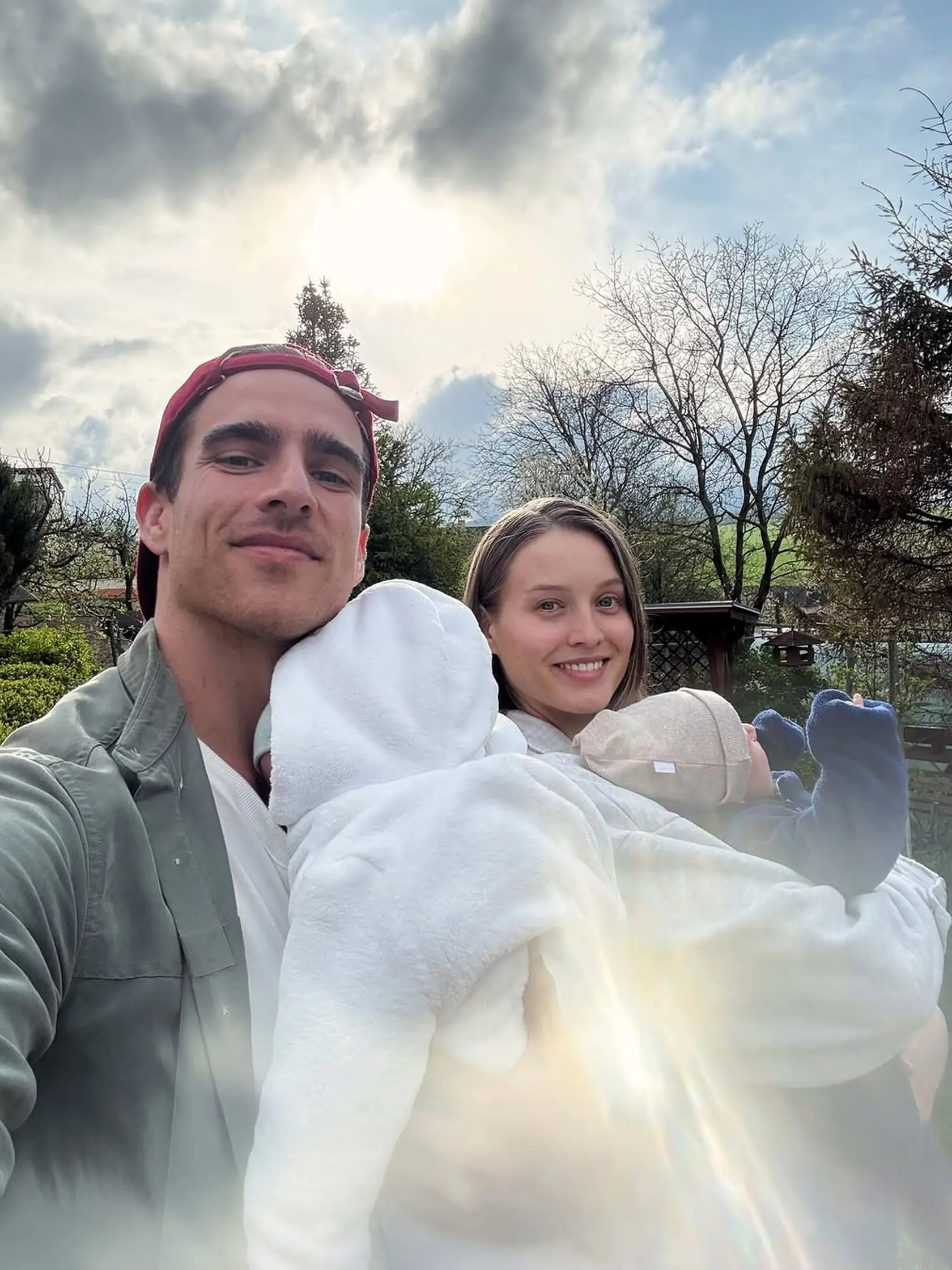 Manželia Adam a Bibiána so svojimi dvojičkami