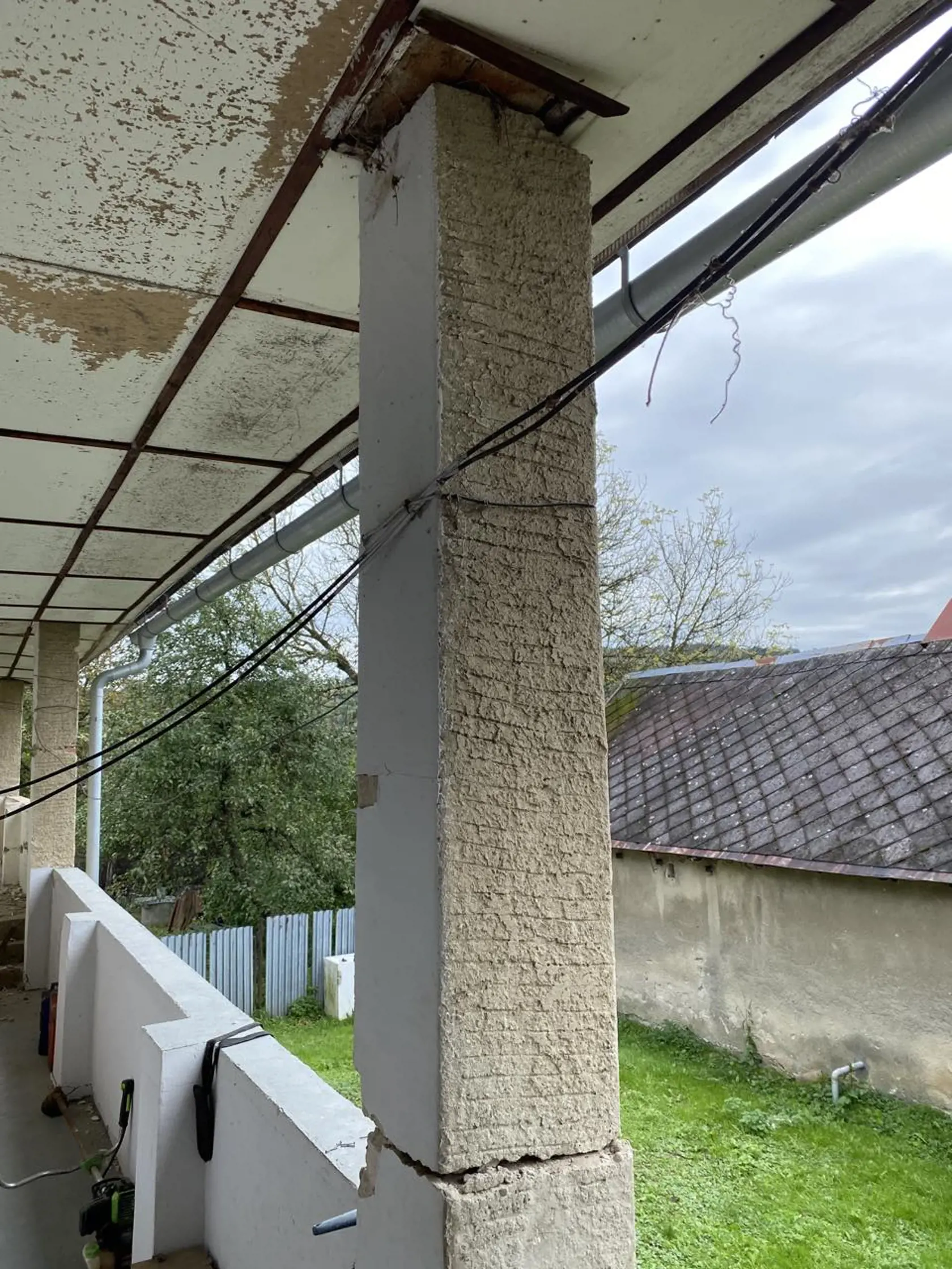 Štefan Majernik (73) z Ďapaloviec je po porážke, noc prespal v aute. Praskol mu roh domu.