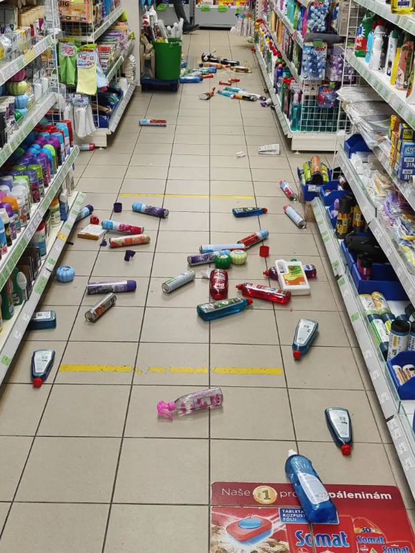V humenských drogériách po zemetrasení skončil tovar z regálov na zemi.