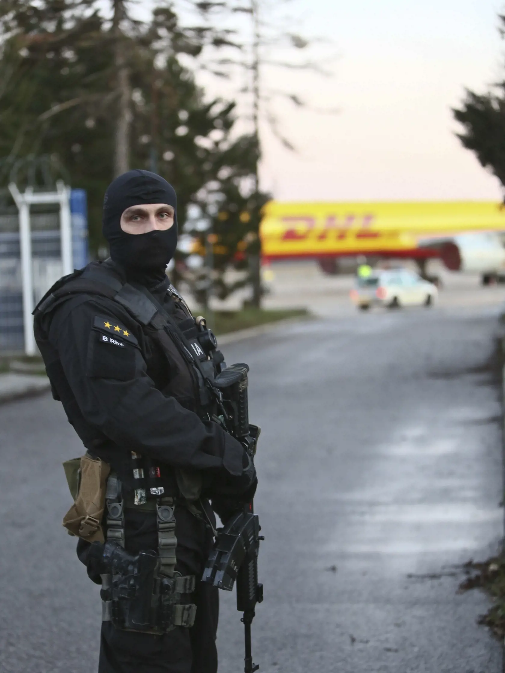 Slovenská polícia priviezla Bakiho Sadikiho na Slovensko vládnym špeciálom. Zadržali ho v Kosove, keď sedel na káve. Predtým konal voči nemu ako ušlému prešovský okresný súd a odsúdil ho na 22 rokov väzenia. Po jeho zadržaní súdny proces prebehol znova s tým istým výsledkom. Teraz žiada o obnovu konania, tvrdí, že je nevinný.