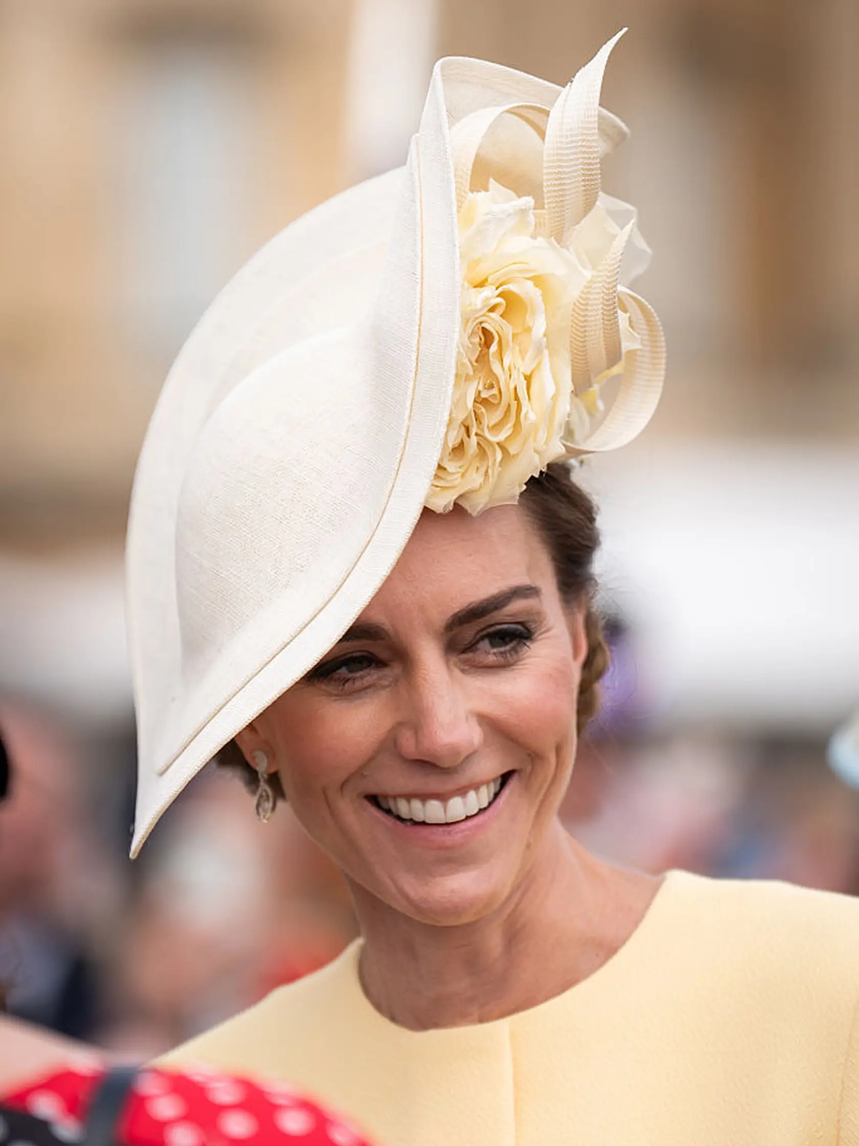 Princezná Kate žiarila v žltých šatách na záhradnej oslave.