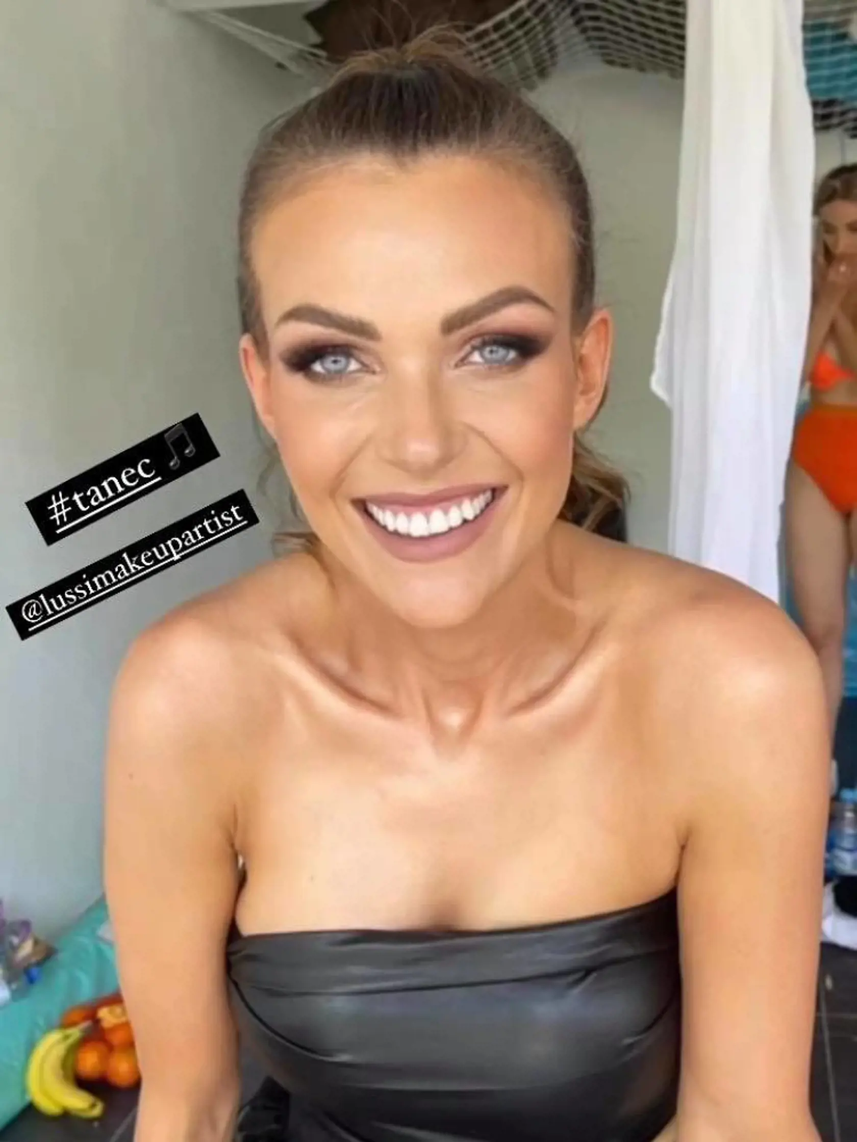 Schindlerová v sexi koženom crop tope, do ktorého ledva napratala svoje bujné prsia.