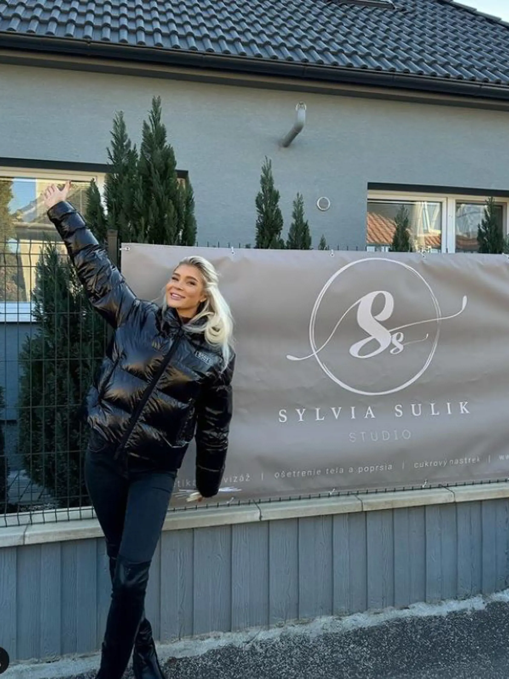 Sylvia Šulíková v bunde, akú mala aj v lietadle.