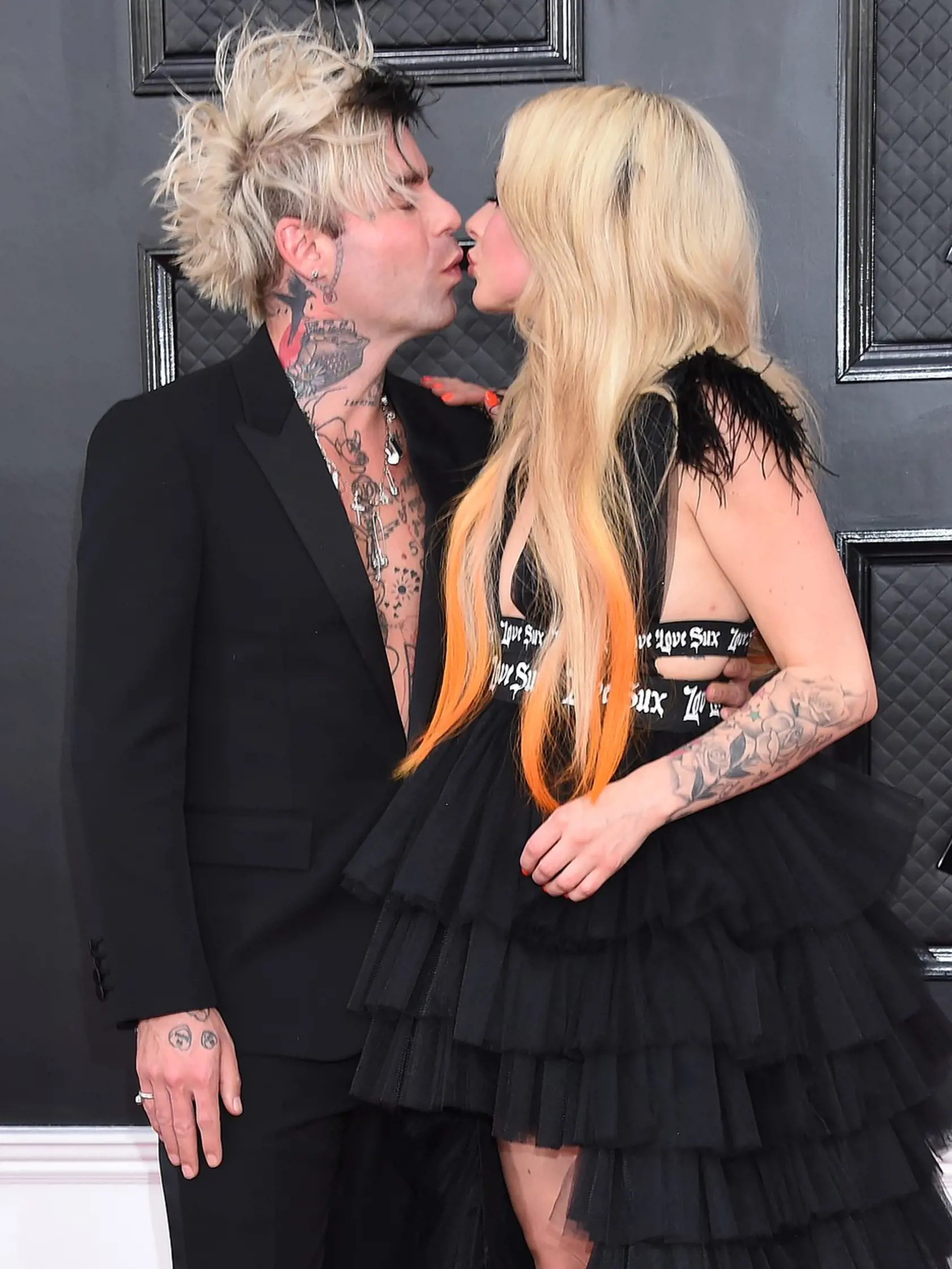 Speváčka Avril Lavigne a hudobník Mod Sun si nenechali ujsť slávnostné odovzdávanie cien Grammy v Las Vegas. Pár predviedol fotografom na červenom koberci aj decentný bozk.