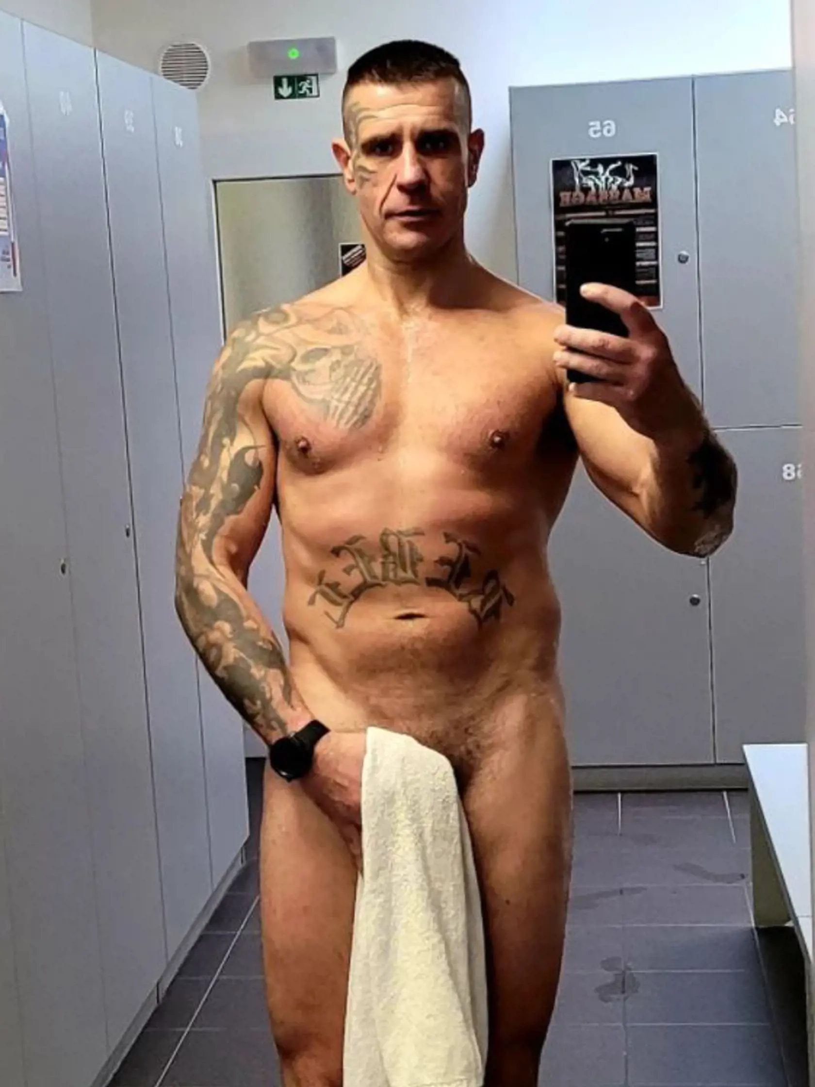 Porno kráľ Robert Rosenberg a zápasník MMA Gábor Boráros akoby sa dohodli. Obaja sa cvakli len v uteráčikoch v šatni posilky.