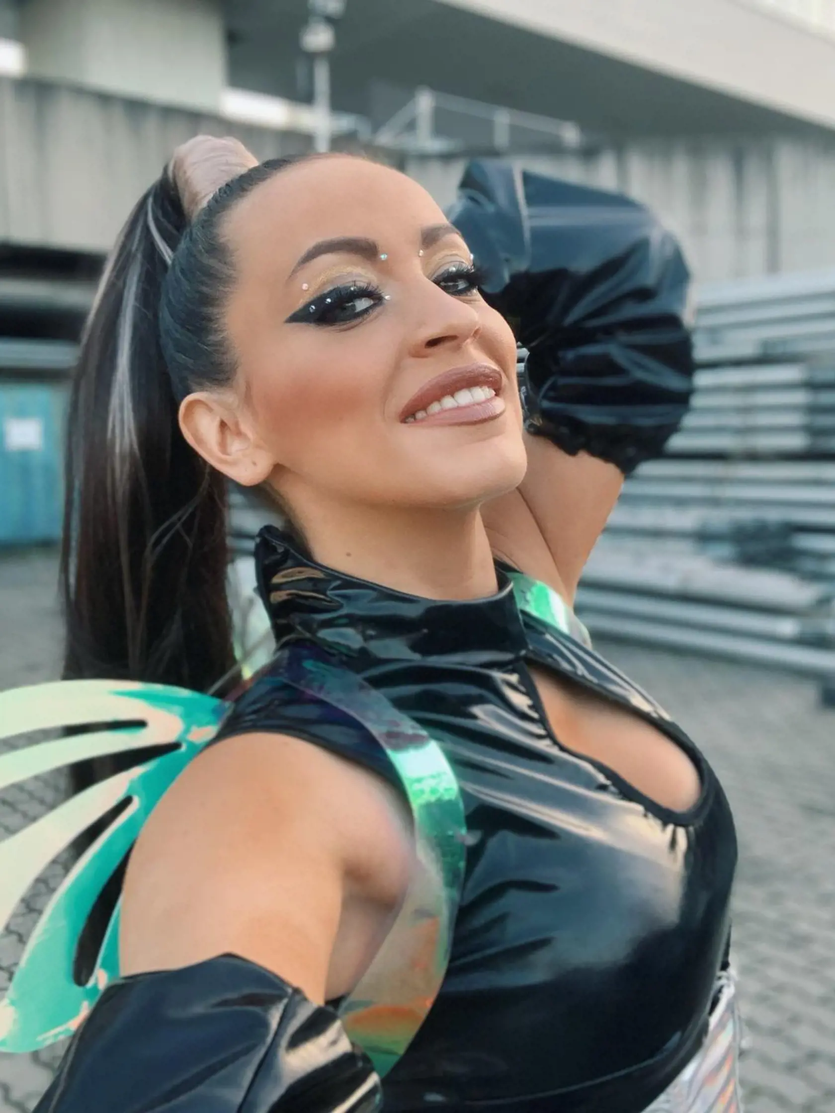 Dominika v prestrojení za Arianu Grande
