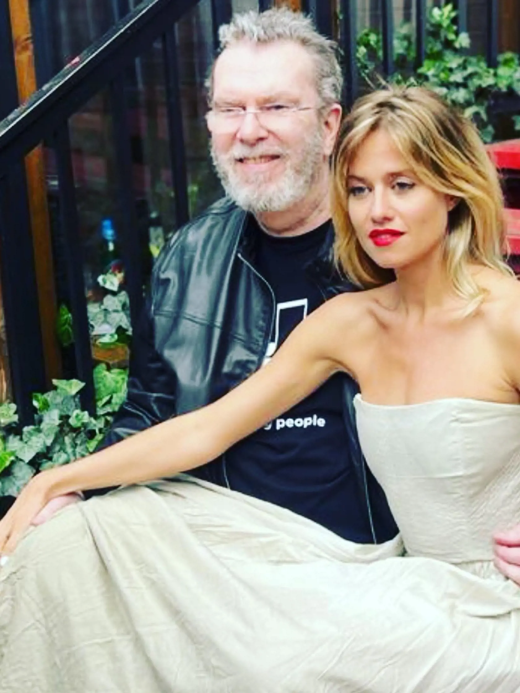 Richard Müller je po boku sexi speváčky Emmy Smetany vysmiaty.