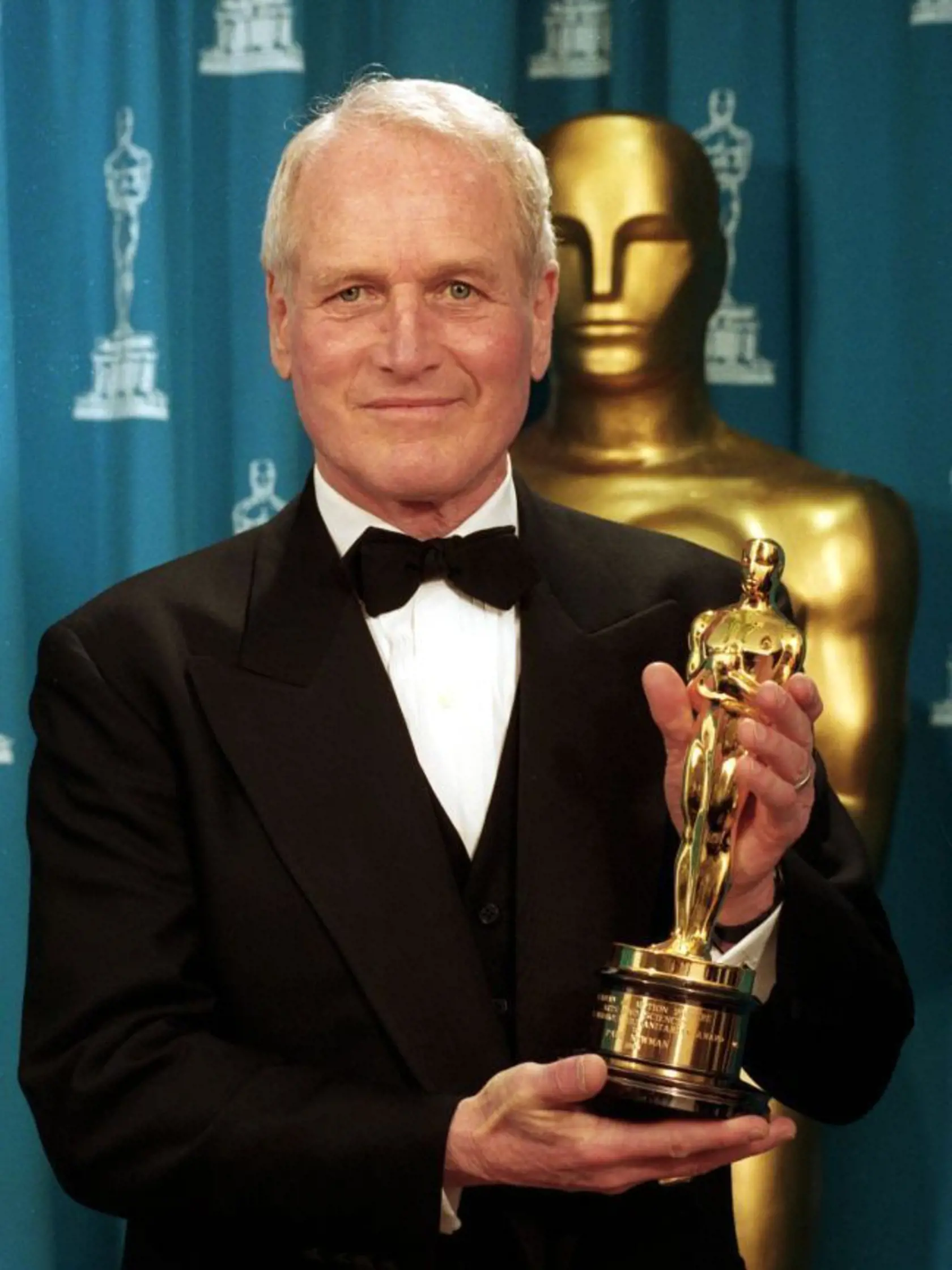 Na archívnej snímke z marca 1994 v Los Angeles herec Paul Newman drží čestného Oscara - Jean Hersholt Humanitarian Award.