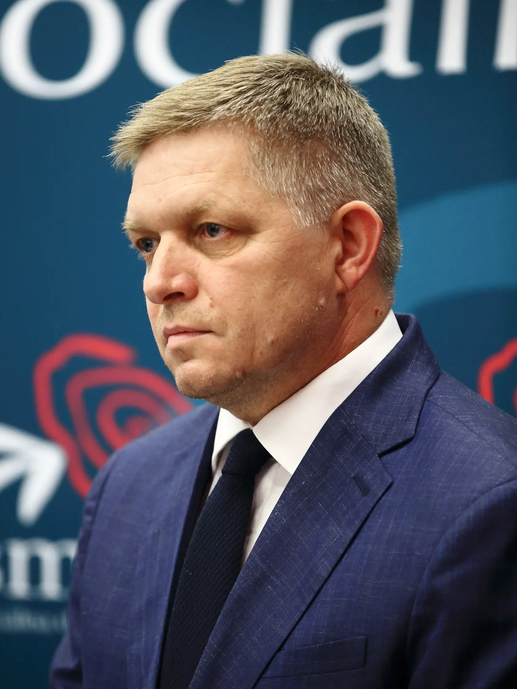 Aj keď niekdajší predseda vlády Robert Fico tvrdí, že jeho strana je jednotná a žiadne rozpory medzi jej predstaviteľmi nie sú, na verejnosť sa čoraz častejšie dostávajú informácie o napätí vnútri strany.