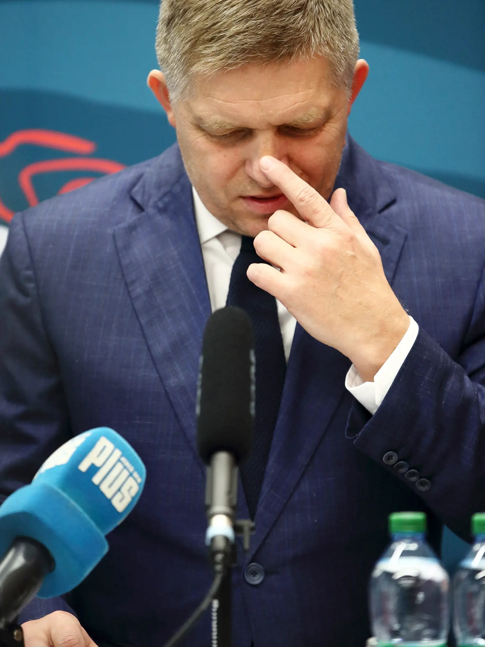 Aj keď niekdajší predseda vlády Robert Fico tvrdí, že jeho strana je jednotná a žiadne rozpory medzi jej predstaviteľmi nie sú, na verejnosť sa čoraz častejšie dostávajú informácie o napätí vnútri strany.
