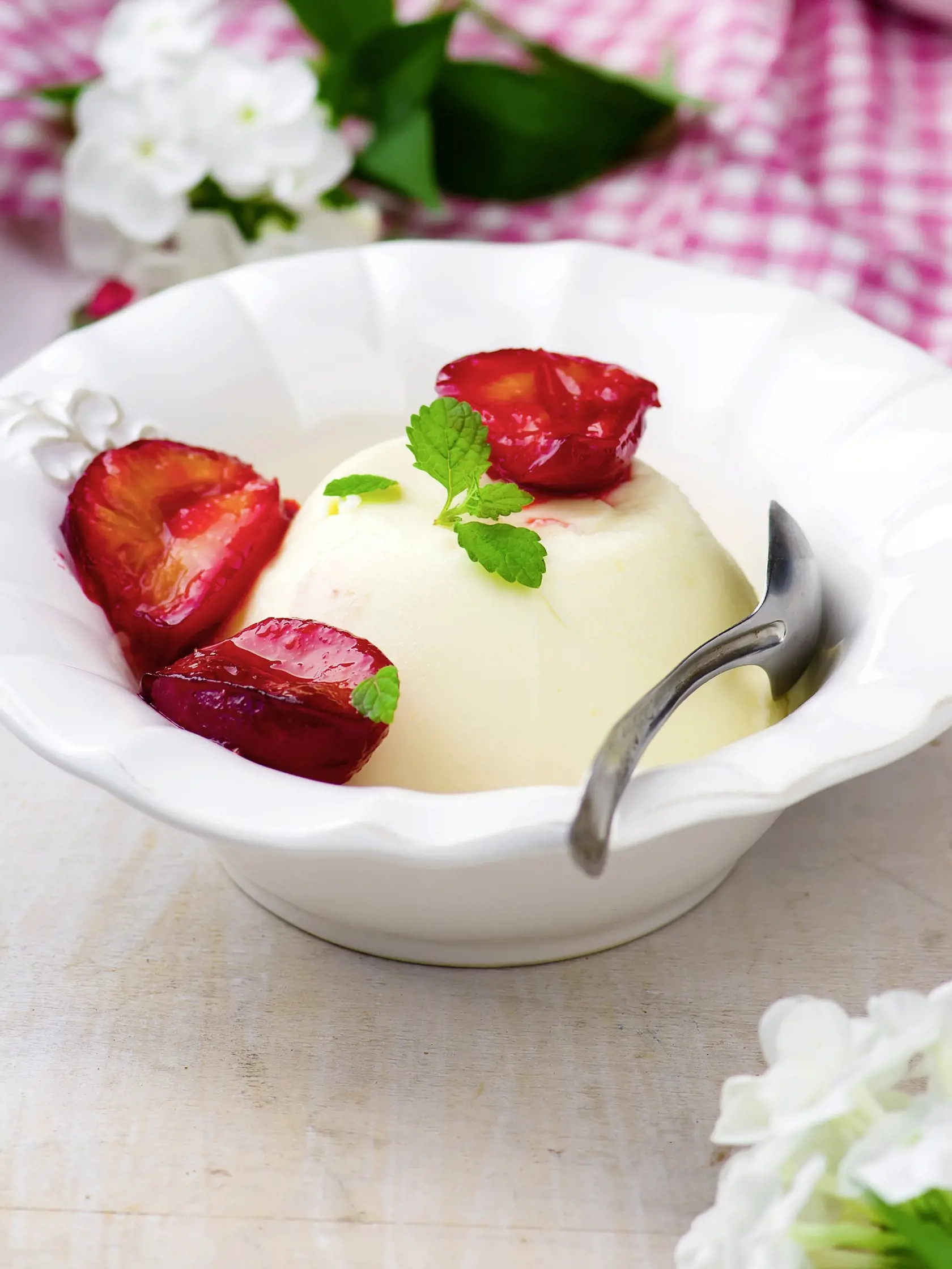 Panna cotta so slivkami