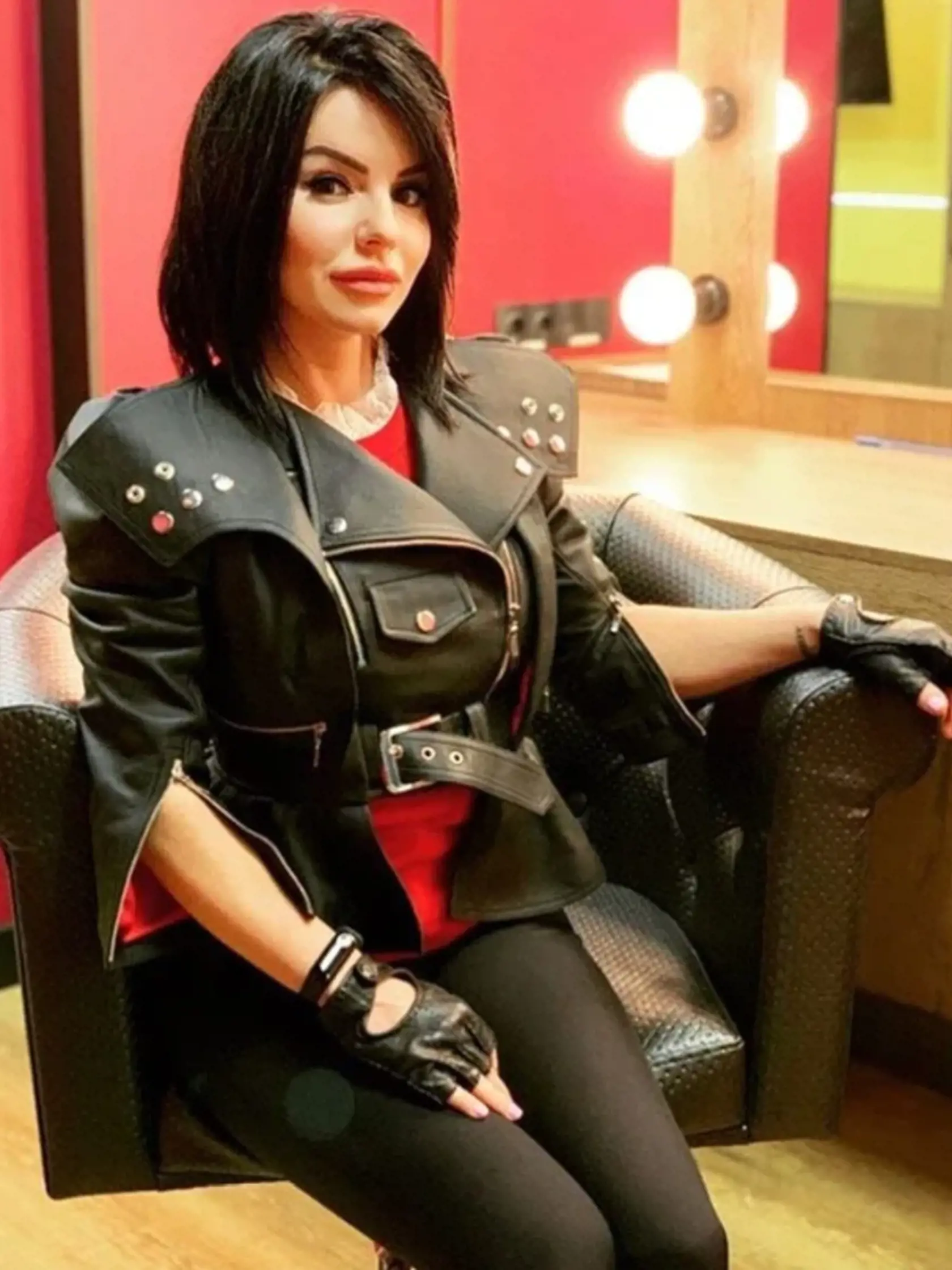 Julia vyzerá ako poriadne rebelka.
