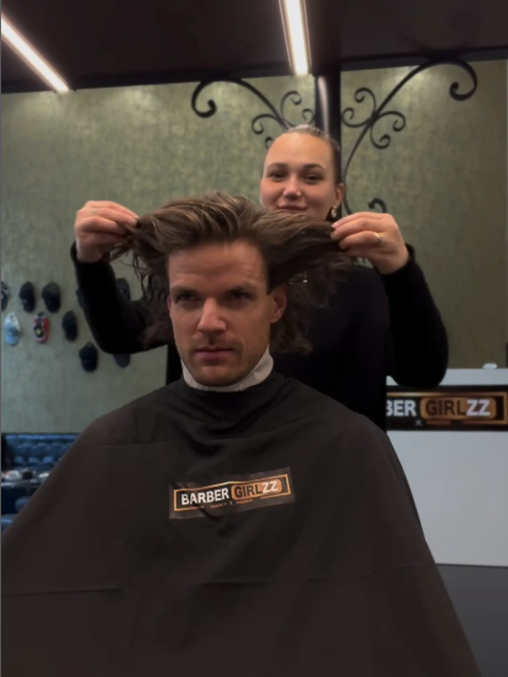 Radko Urbanyak sa ostrihal. Priscilla mu na hlave vytvorila moderný buzz cut.